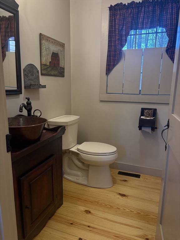 Northbridge, Massachusetts, 01588, United States, 4 Bedrooms Bedrooms, ,2 BathroomsBathrooms,Residential,For Sale,2015326