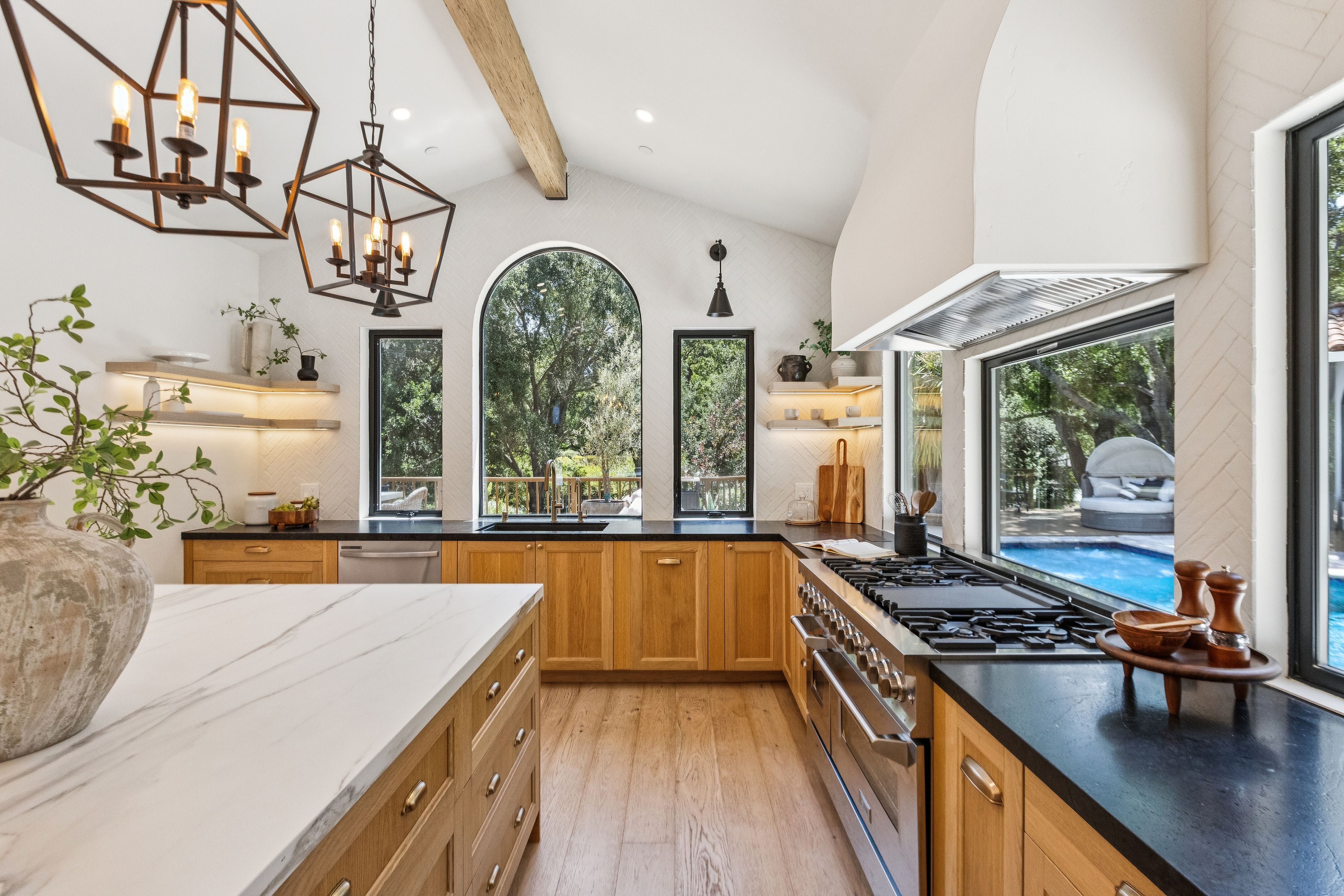  Private Gated Sanctuary With Expansive Outdoor Living - 物件實景
