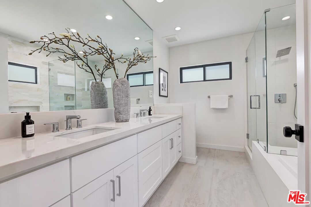Los Angeles, California, 90039, United States, 4 Bedrooms Bedrooms, ,5 BathroomsBathrooms,Residential,For Sale,1940918