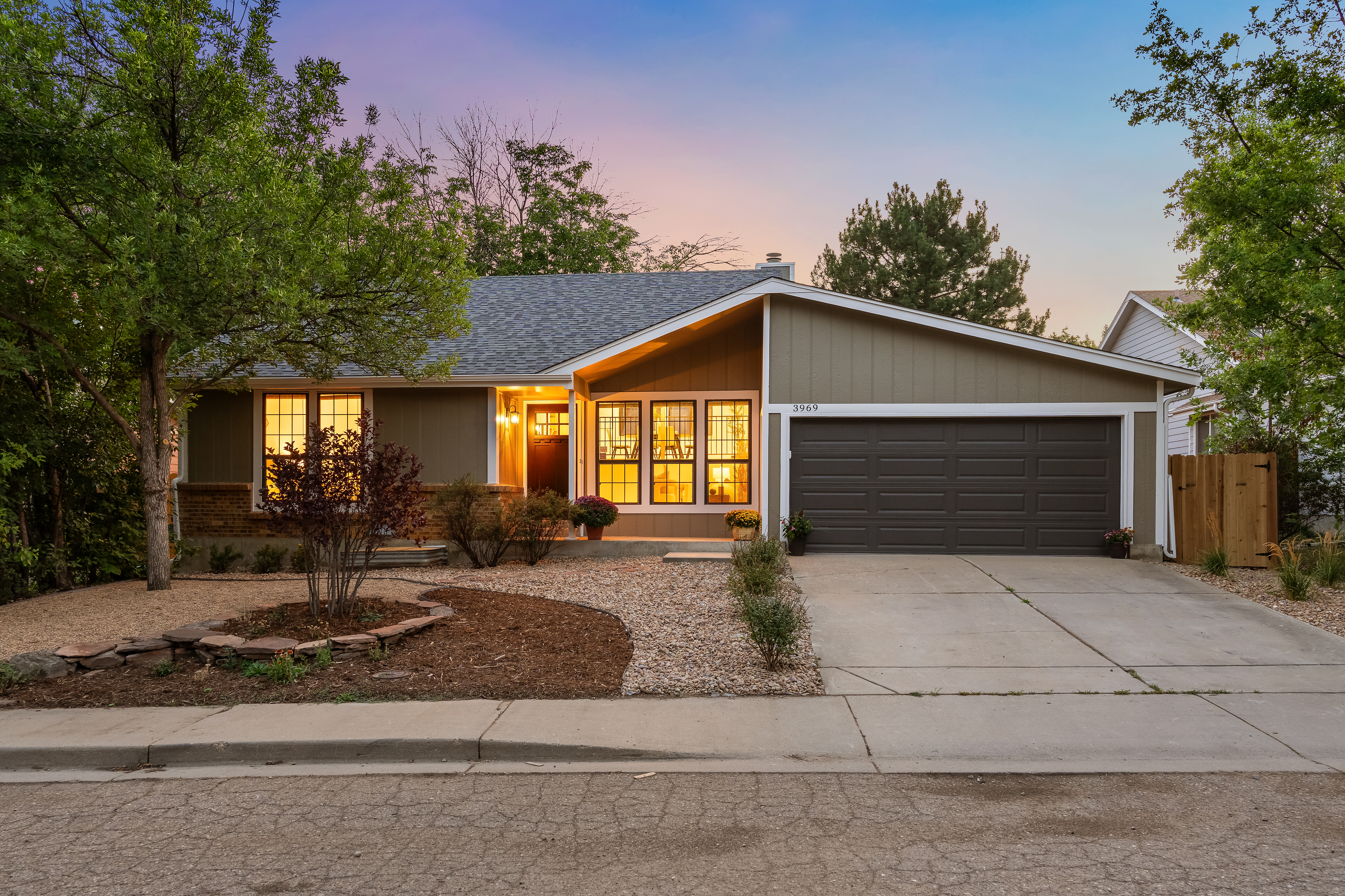  Completely reimagined, refreshed, and ready, this charming home on quiet street - 物件實景