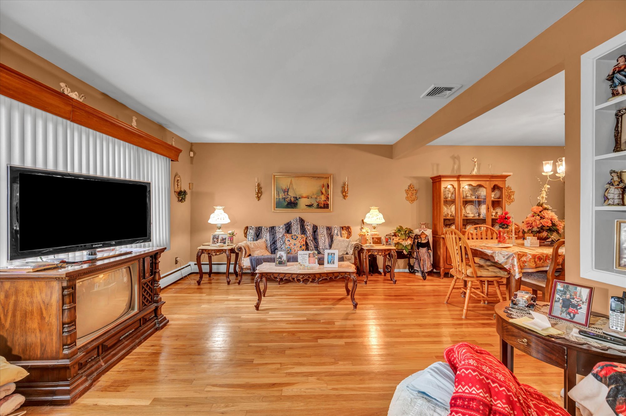 Trumbull, Connecticut, 06611, United States, 3 Bedrooms Bedrooms, ,2 BathroomsBathrooms,Residential,For Sale,1999196