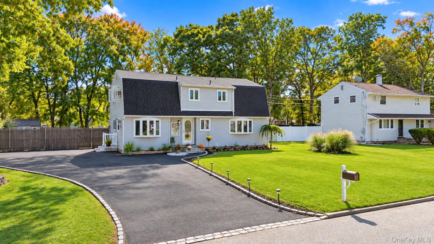 Hollingwood Dr, Coram, NY 11727