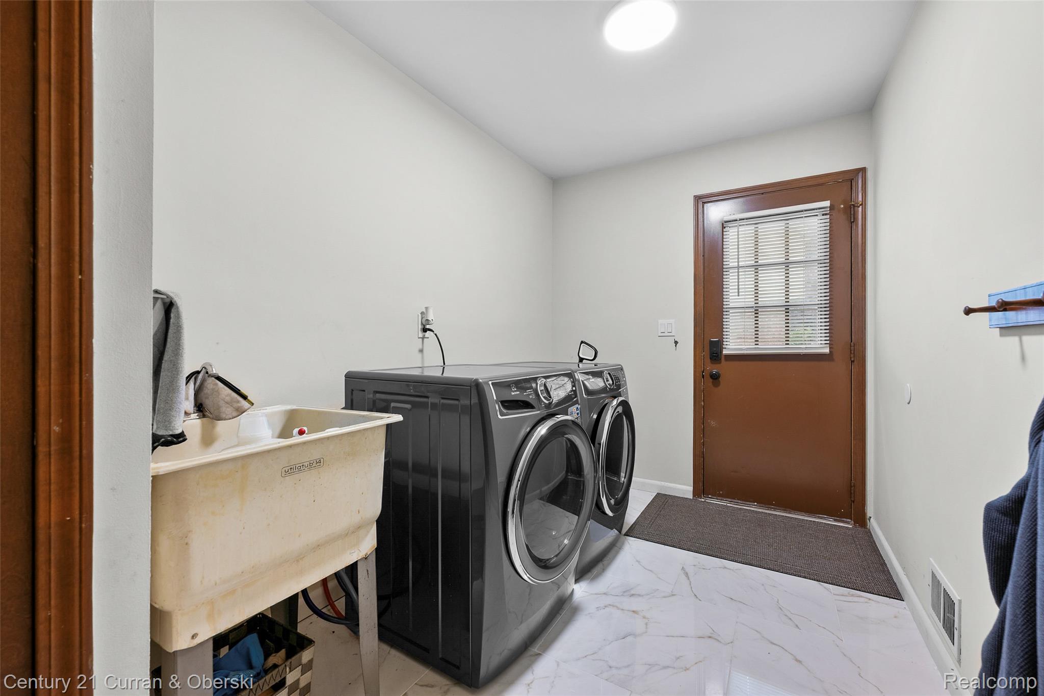 Farmington Hills, Michigan, 48331, United States, 4 Bedrooms Bedrooms, ,3 BathroomsBathrooms,Residential,For Sale,1873526