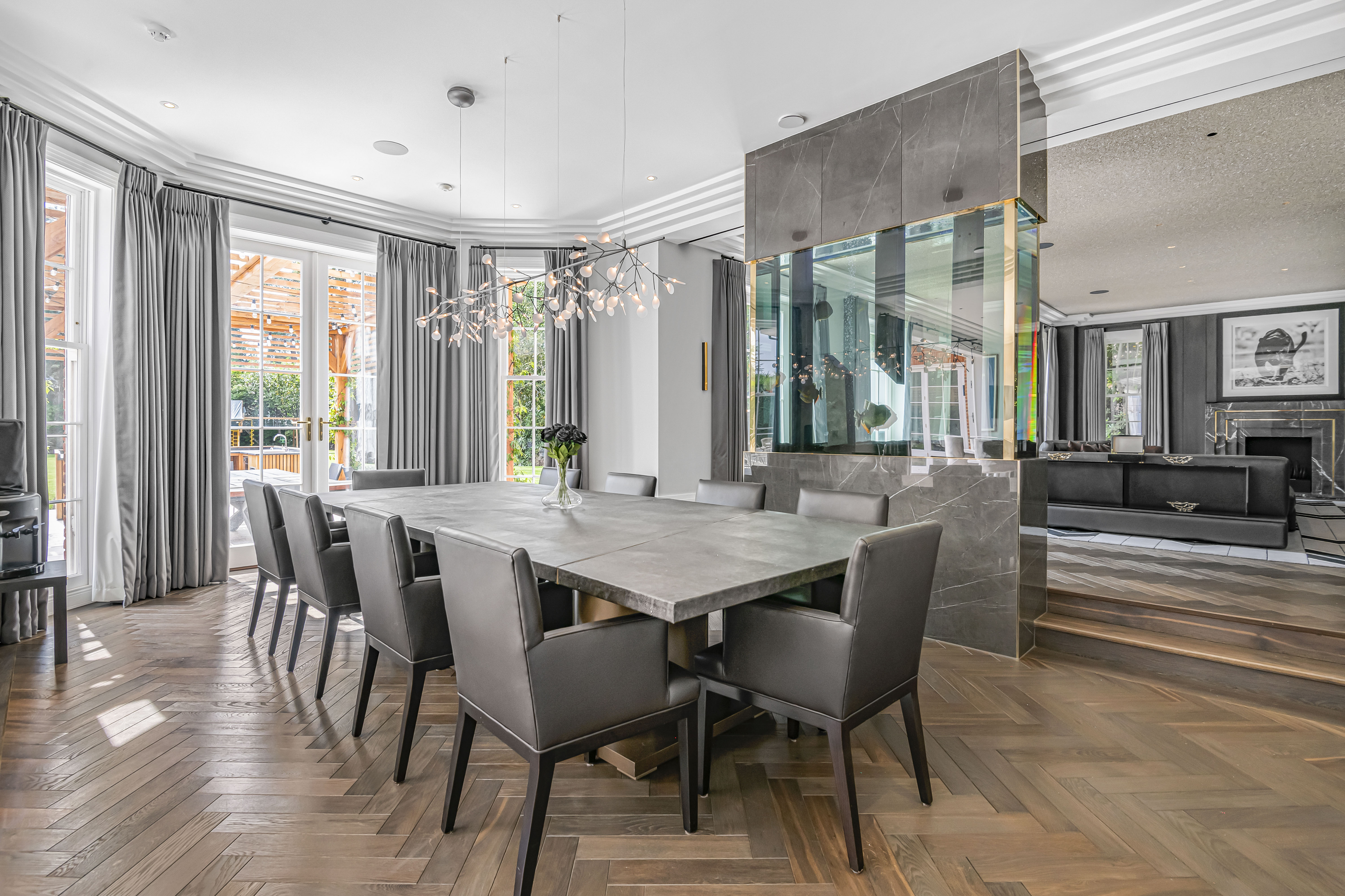 Luxury amenities and an abundance of space in this gated home - 物件實景