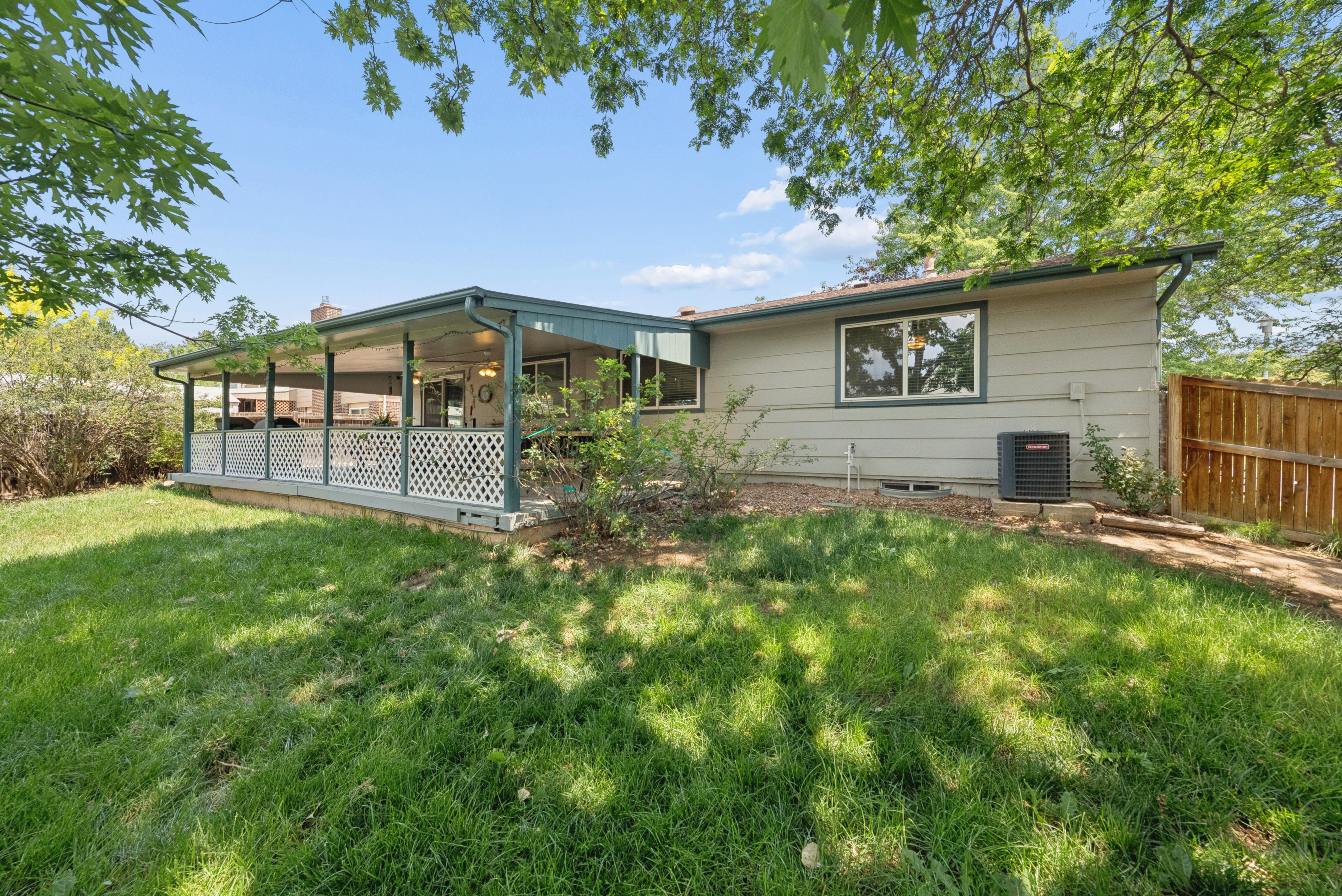  Charming and Well Maintained Home on a Large Corner Lot - 物件實景
