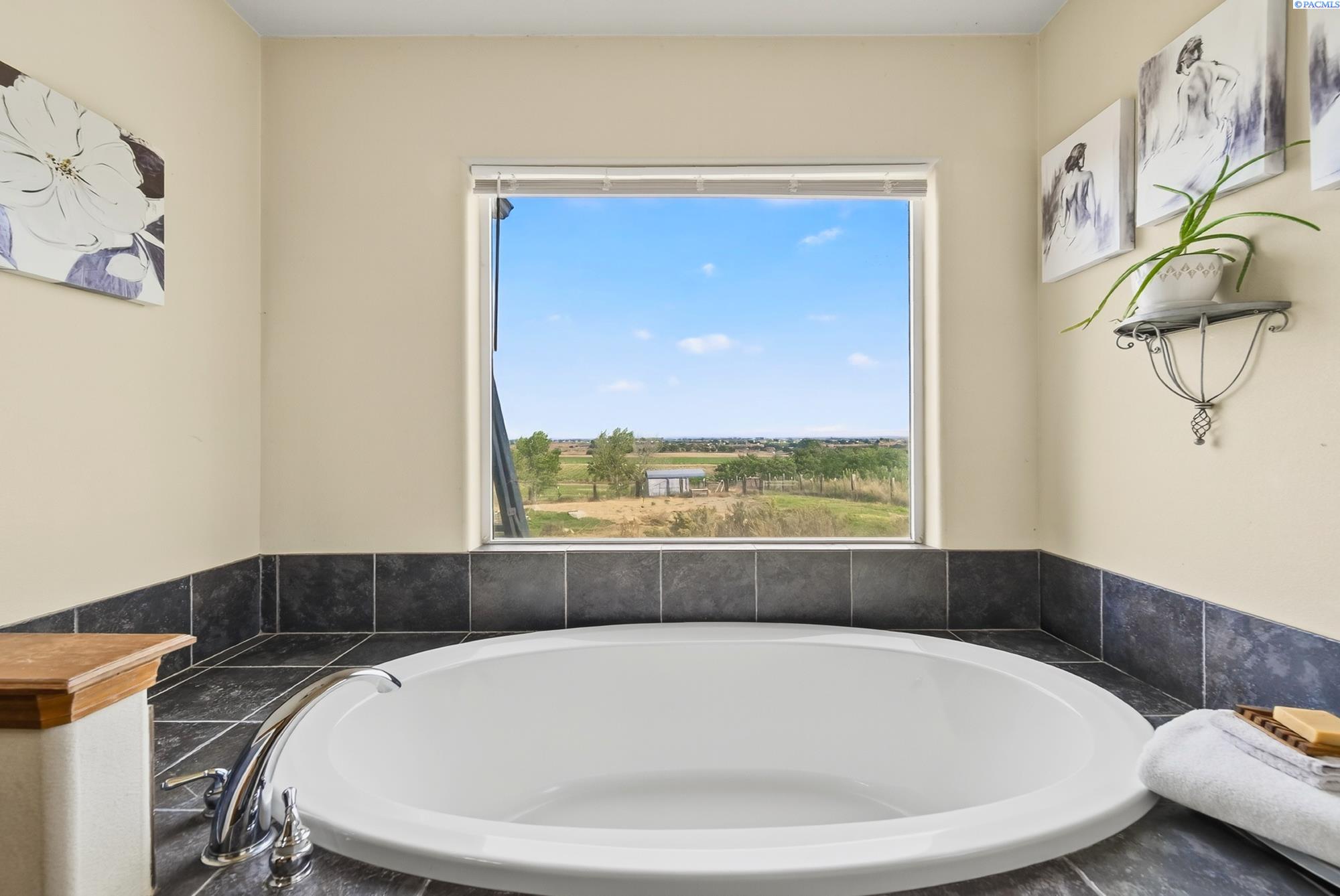 Prosser, Washington, 99350, United States, 3 Bedrooms Bedrooms, ,2 BathroomsBathrooms,Residential,For Sale,1964108