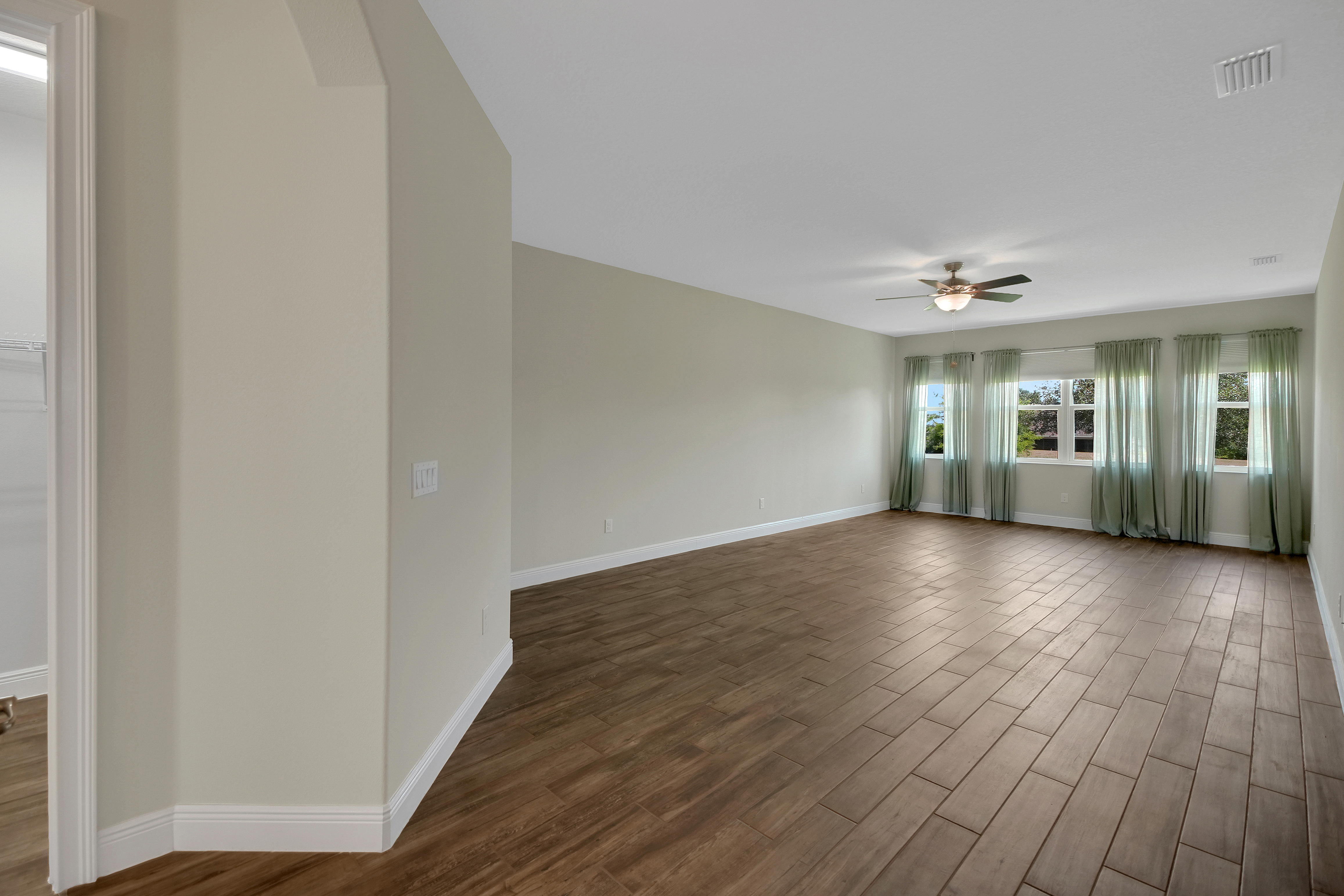 Lady Lake, Florida, 32159, United States, 4 Bedrooms Bedrooms, ,3 BathroomsBathrooms,Residential,For Sale,2001530