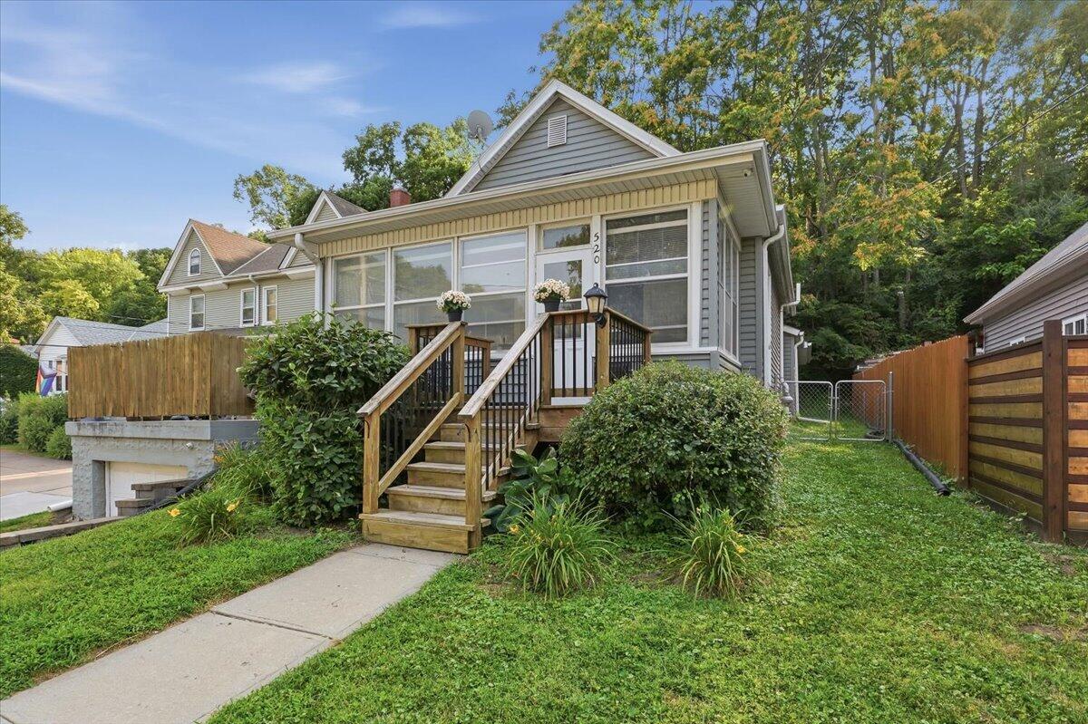 1st St, Council Bluffs, IA 51503