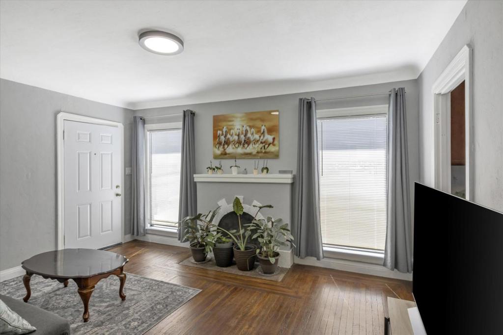 Hayward, California, 94541, United States, 2 Bedrooms Bedrooms, ,1 BathroomBathrooms,Residential,For Sale,1976609