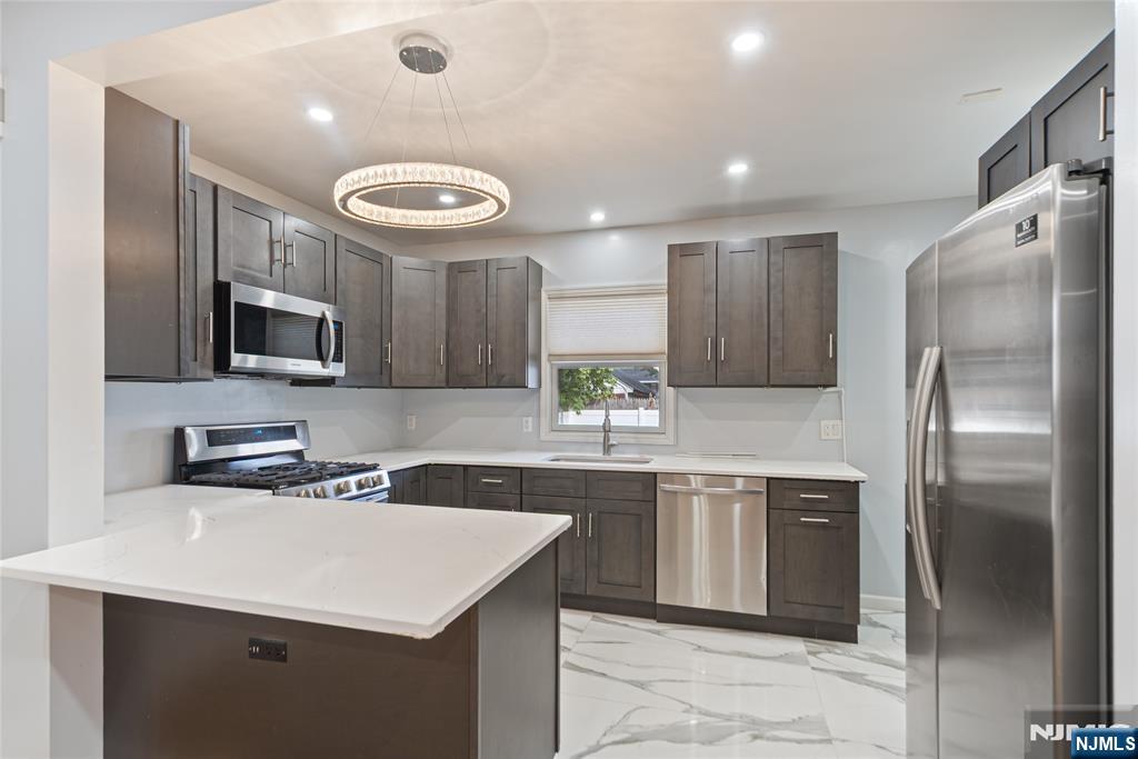 Teaneck, New Jersey, 07666, United States, 3 Bedrooms Bedrooms, ,2 BathroomsBathrooms,Residential,For Sale,1987513