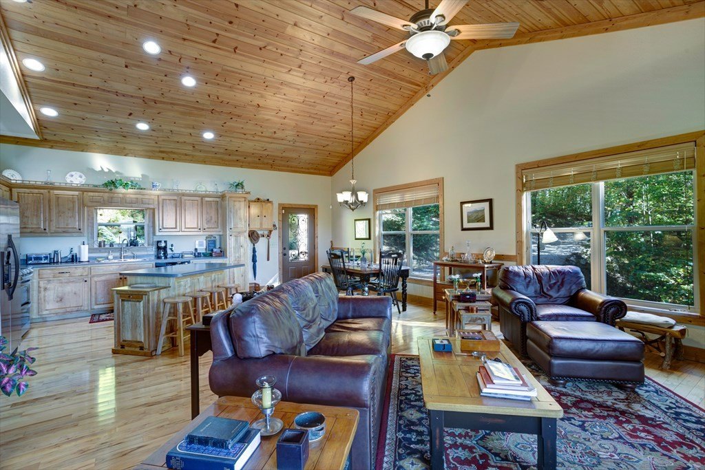 Hiawassee, Georgia, 30546, United States, 4 Bedrooms Bedrooms, ,5 BathroomsBathrooms,Residential,For Sale,1880672