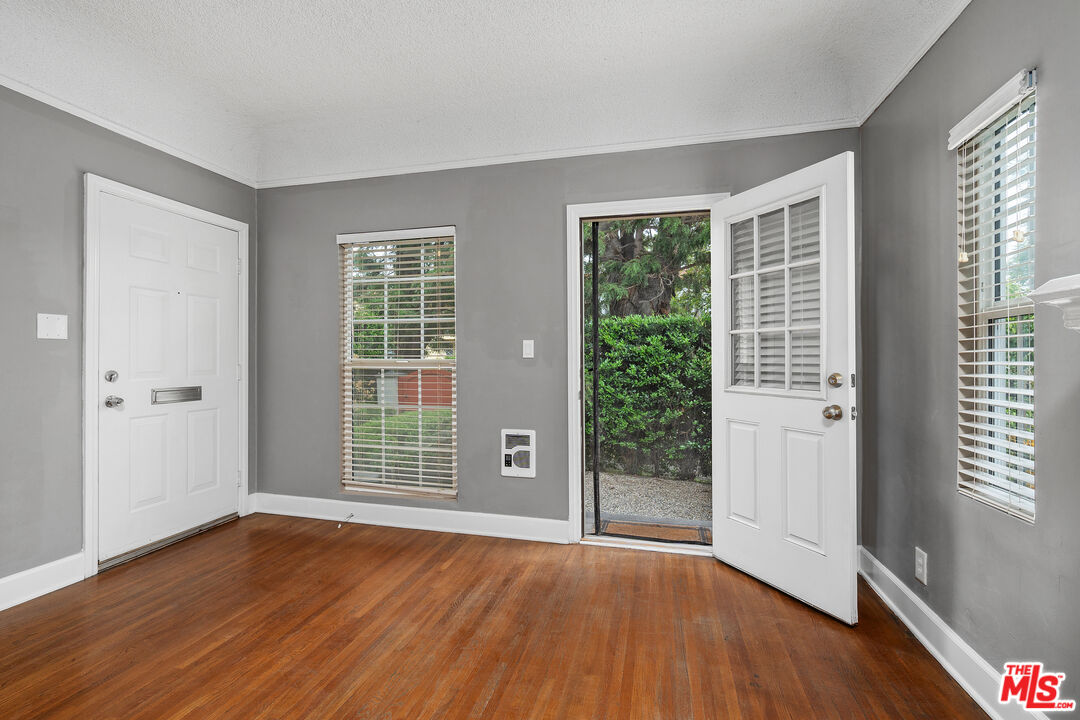 Los Angeles, California, 90019, United States, 6 Bedrooms Bedrooms, ,Residential,For Sale,1908523