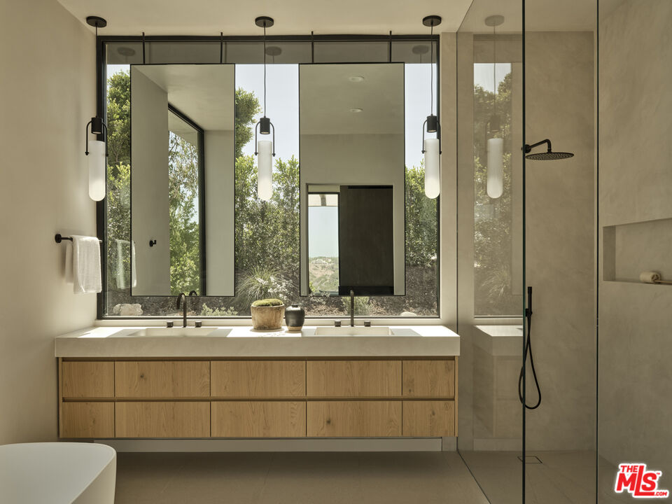 Malibu, California, 90265, United States, 4 Bedrooms Bedrooms, ,4 BathroomsBathrooms,Residential,For Sale,1918015