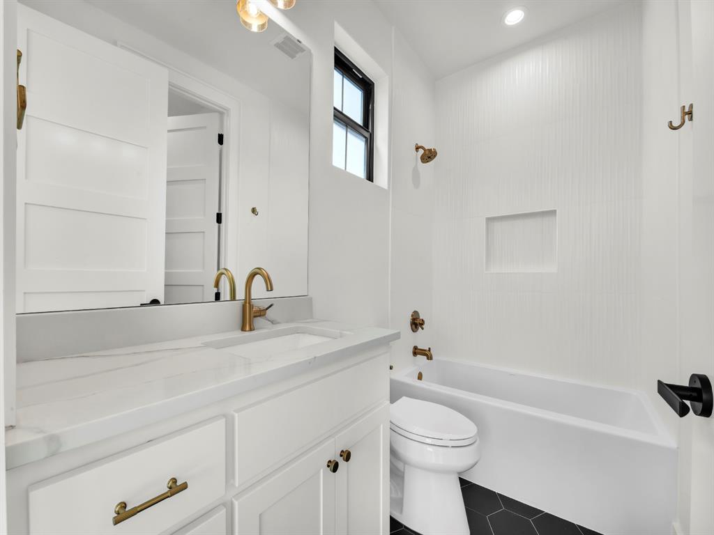 Weatherford, Texas, 76087, United States, 4 Bedrooms Bedrooms, ,4 BathroomsBathrooms,Residential,For Sale,1981455