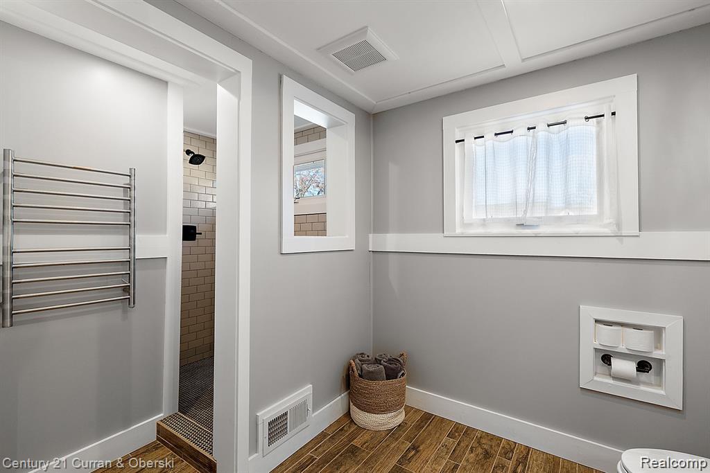 Jackson, Michigan, 49201, United States, 3 Bedrooms Bedrooms, ,2 BathroomsBathrooms,Residential,For Sale,1982188