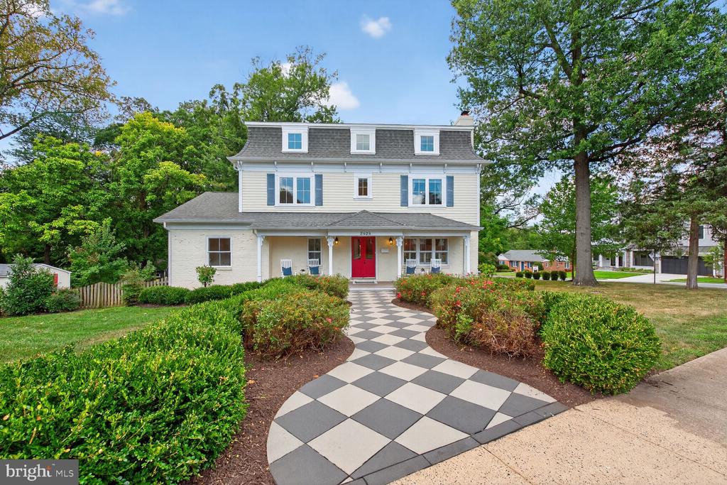 Arlington, Virginia, 22213, United States, 5 Bedrooms Bedrooms, ,5 BathroomsBathrooms,Residential,For Sale,1982488