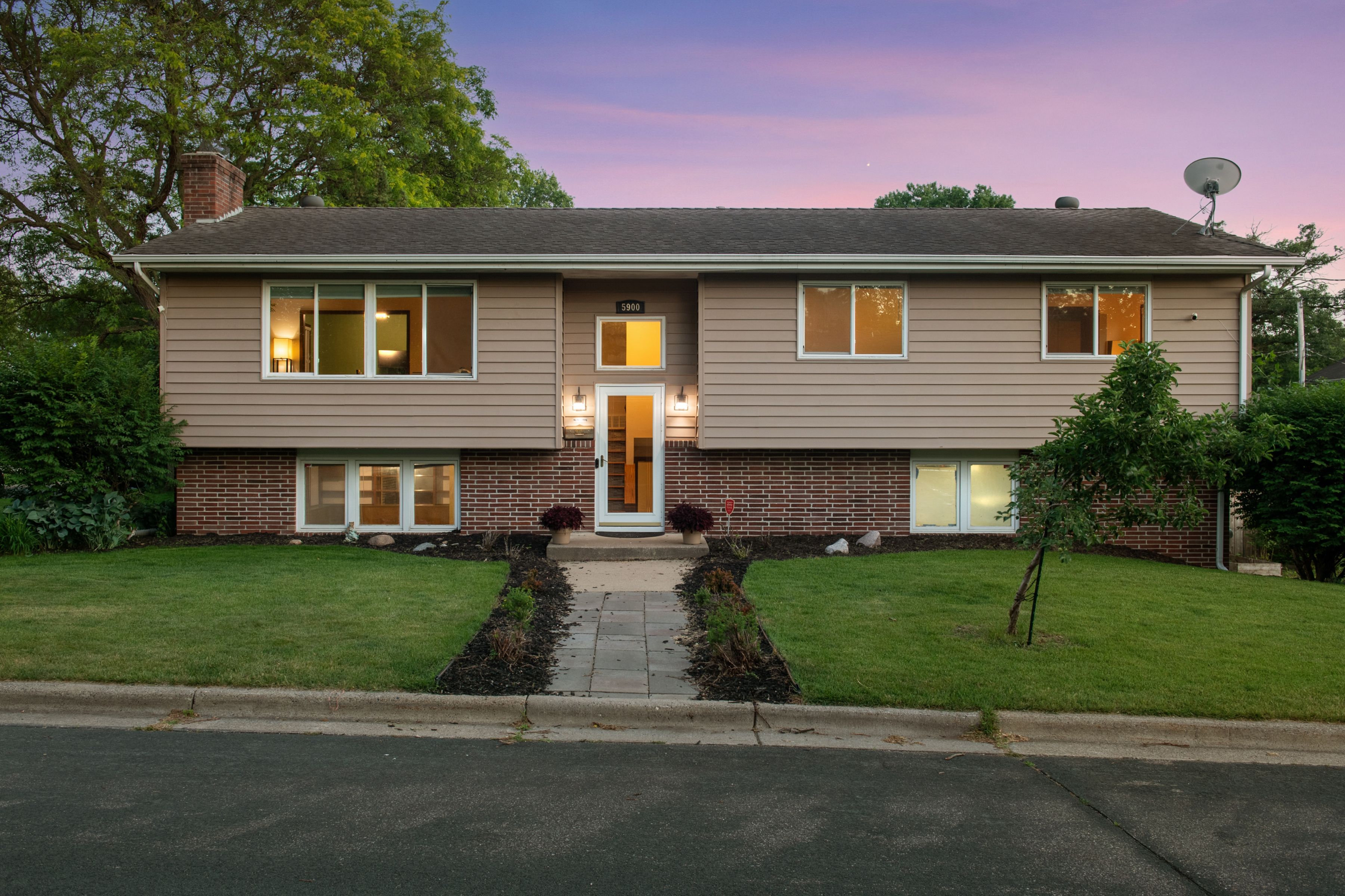  Classic Edina Charm With Room to Make Yours - 物件實景