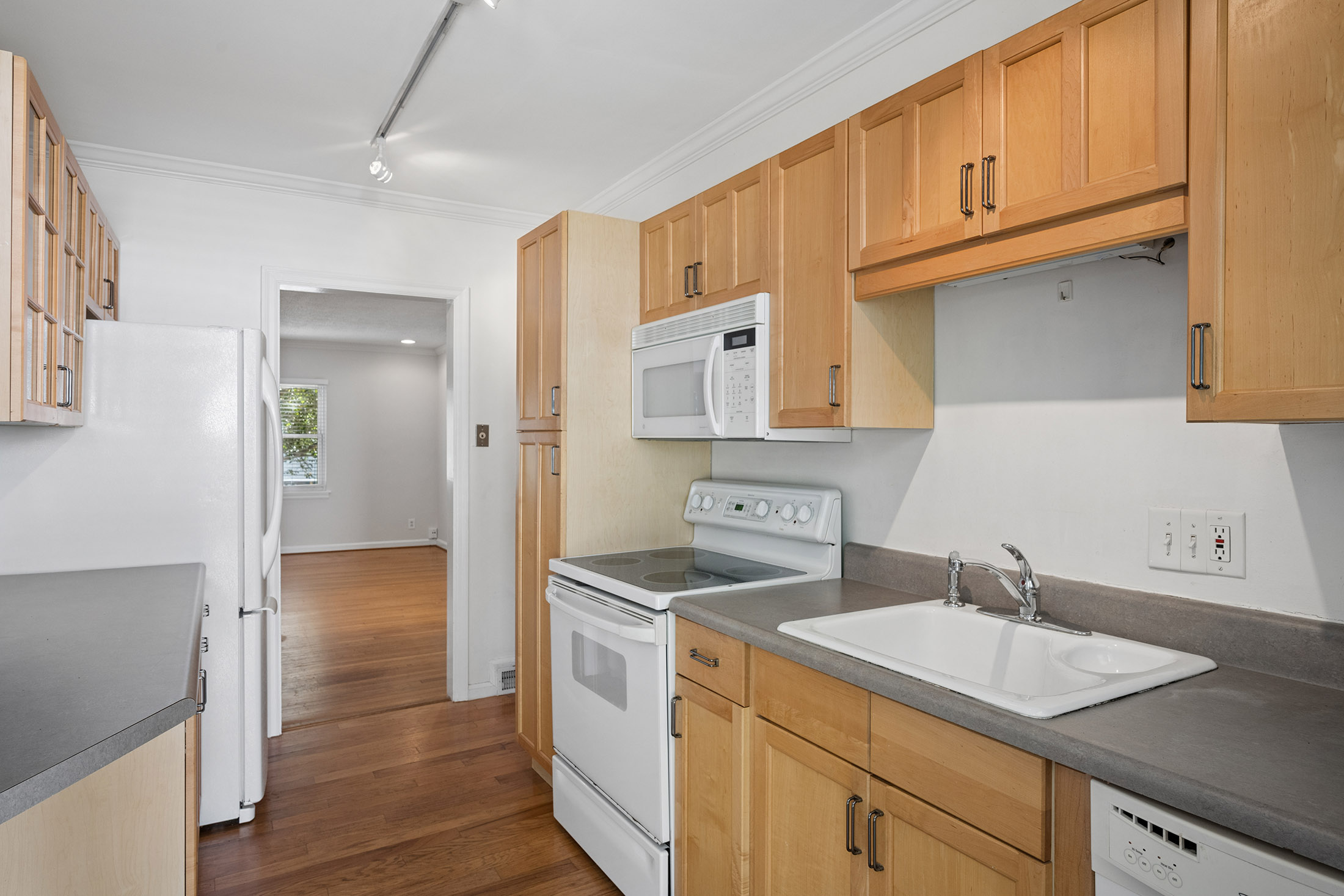  Beautifully Updated Brick Duplex Offers Rare Opportunity in the Heart of Decatur - 物件實景