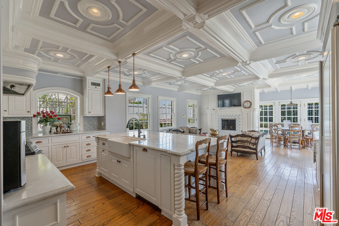 Los Angeles, California, 90004, United States, 6 Bedrooms Bedrooms, ,7 BathroomsBathrooms,Residential,For Sale,1907510
