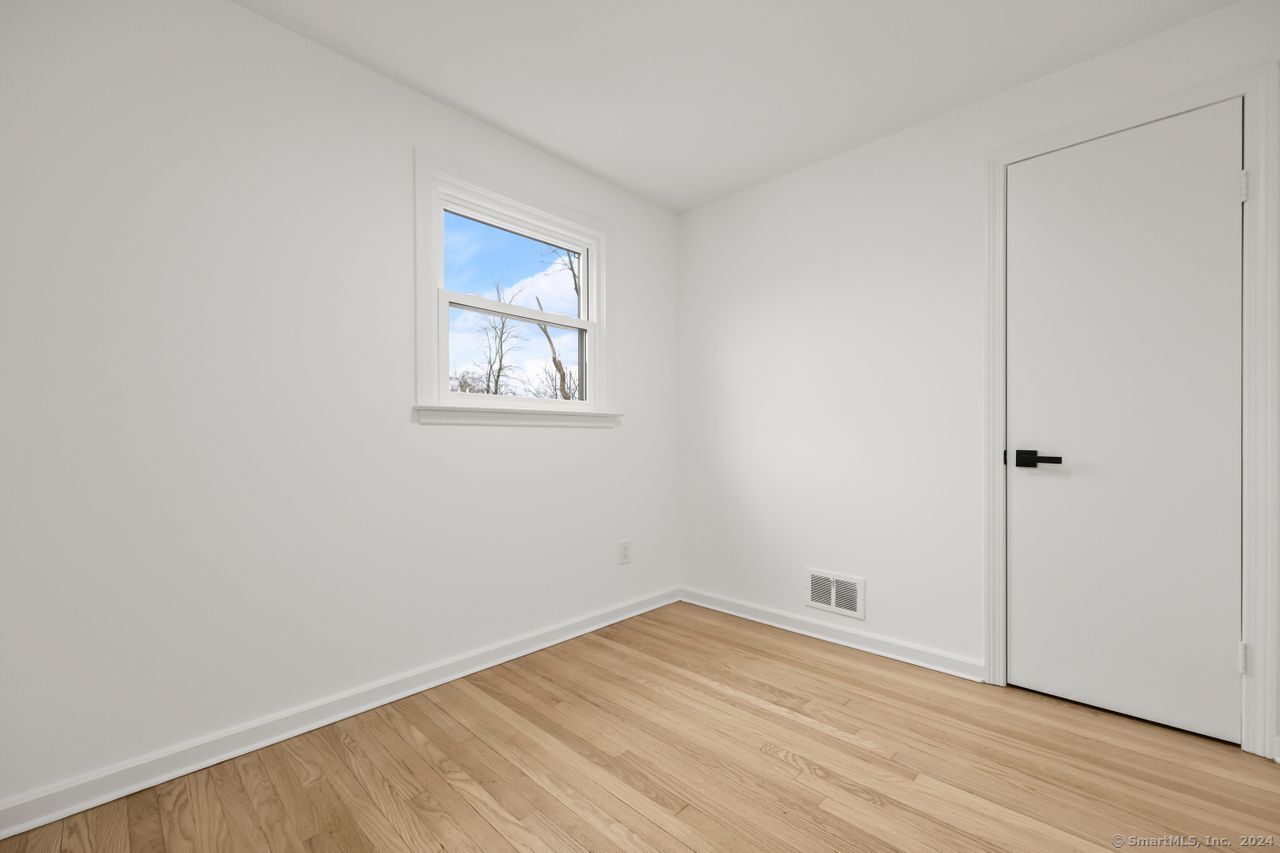 Milford, Connecticut, 06460, United States, 5 Bedrooms Bedrooms, ,3 BathroomsBathrooms,Residential,For Sale,1913239