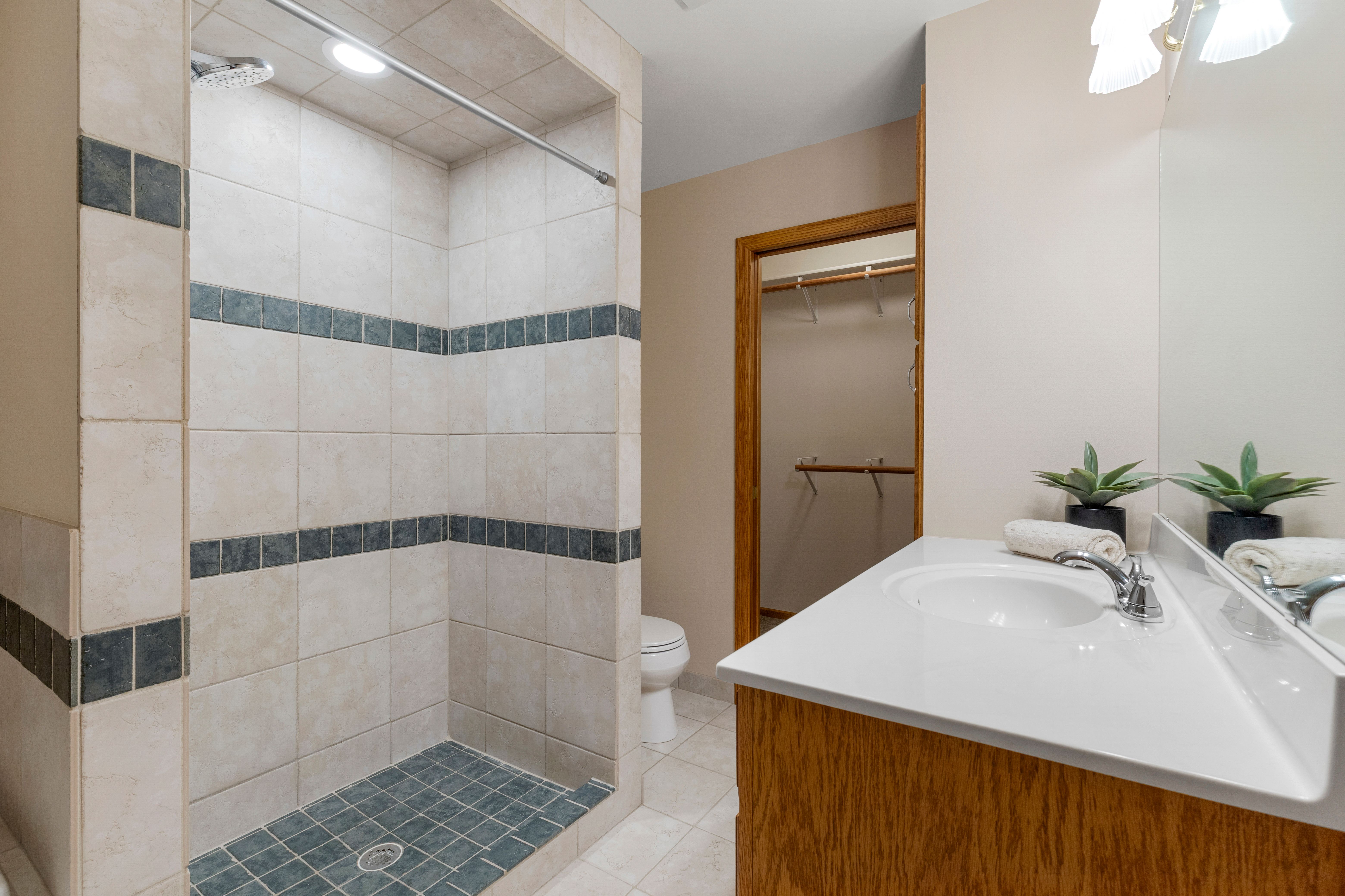  Inviting Champlin Living with Thoughtful Modern Updates - 物件實景
