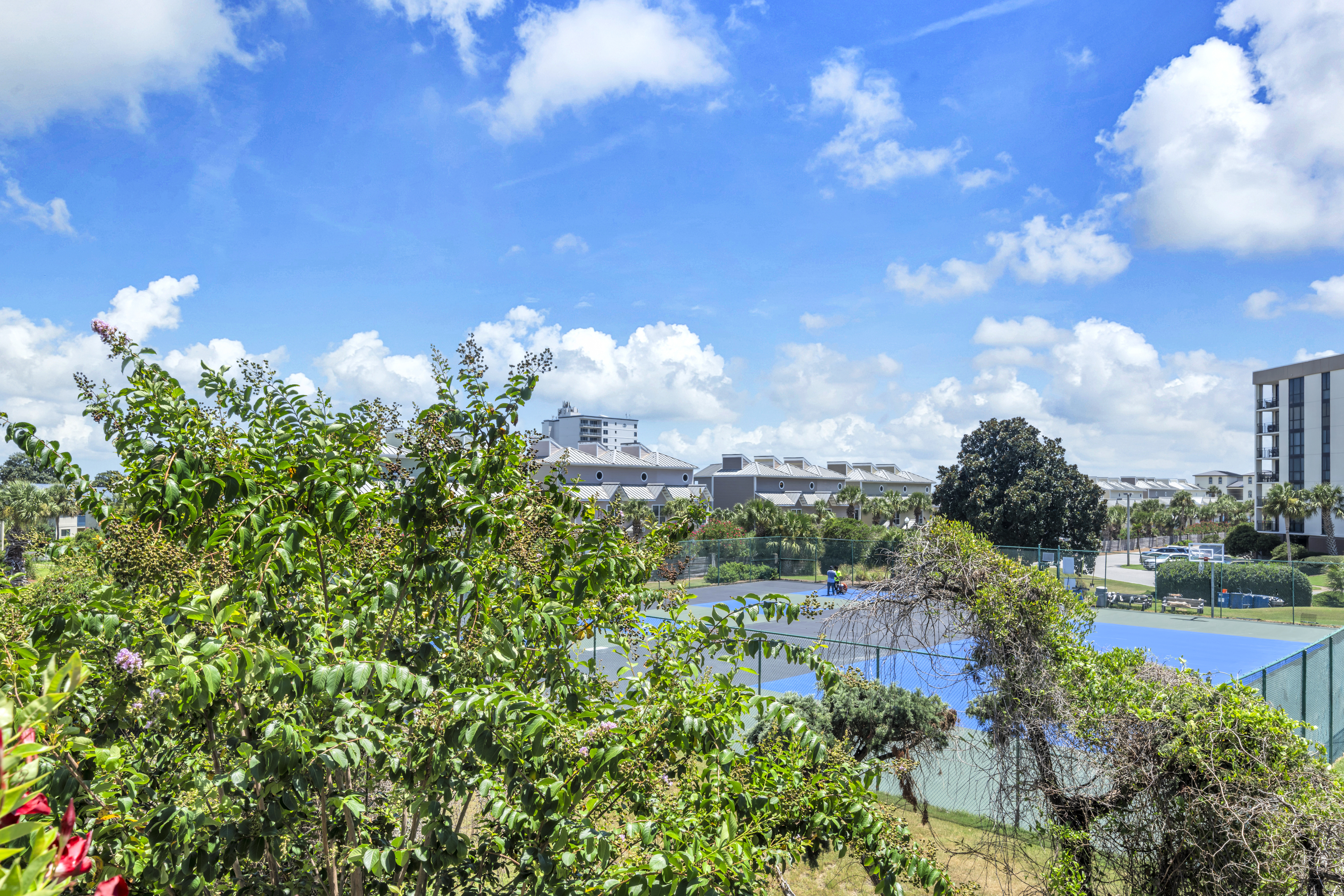  Turnkey Coastal Retreat With Private Garden Oasis - 物件實景