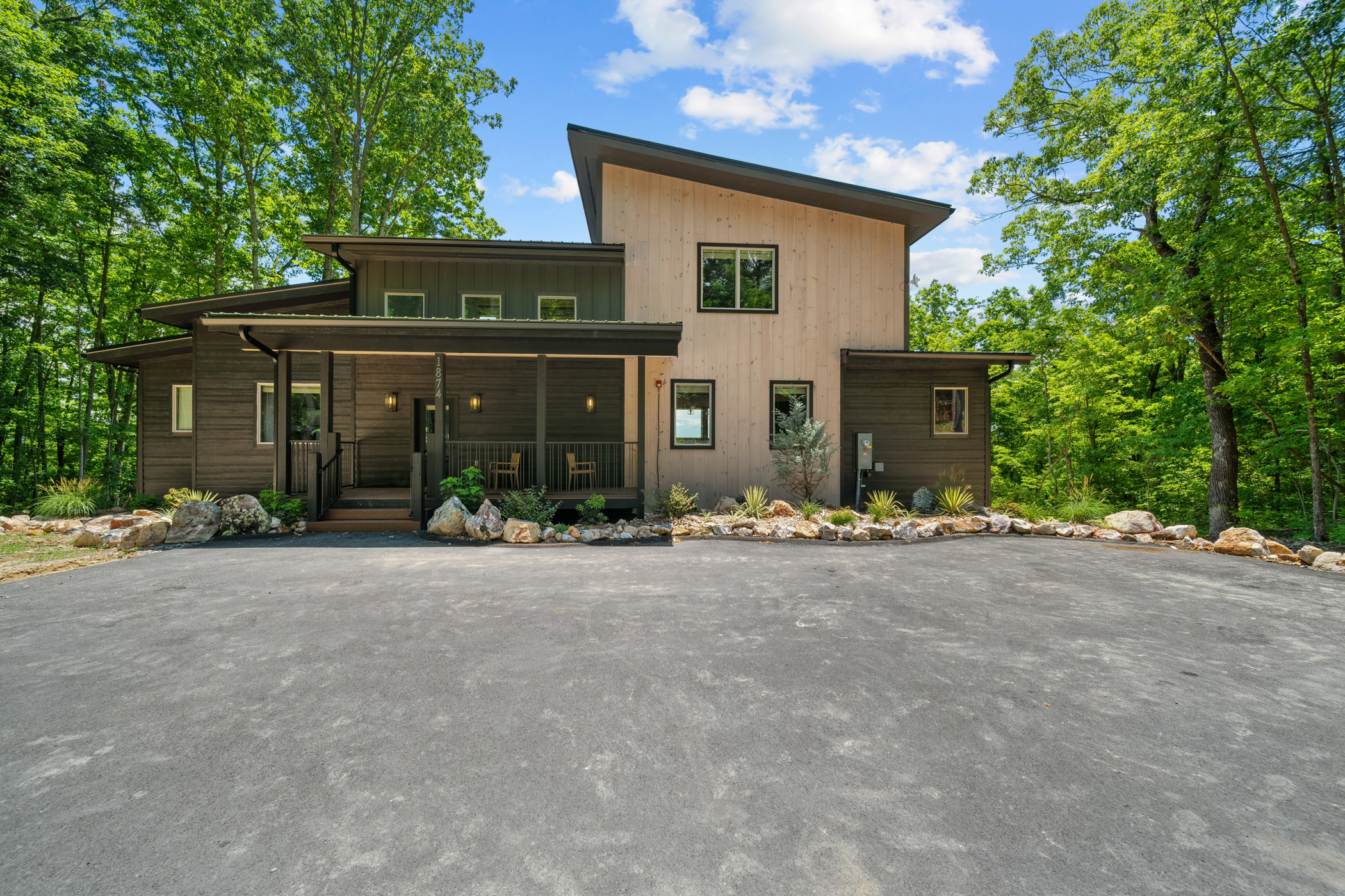 Sevierville, Tennessee, 37862, United States, 5 Bedrooms Bedrooms, ,6 BathroomsBathrooms,Residential,For Sale,1914652