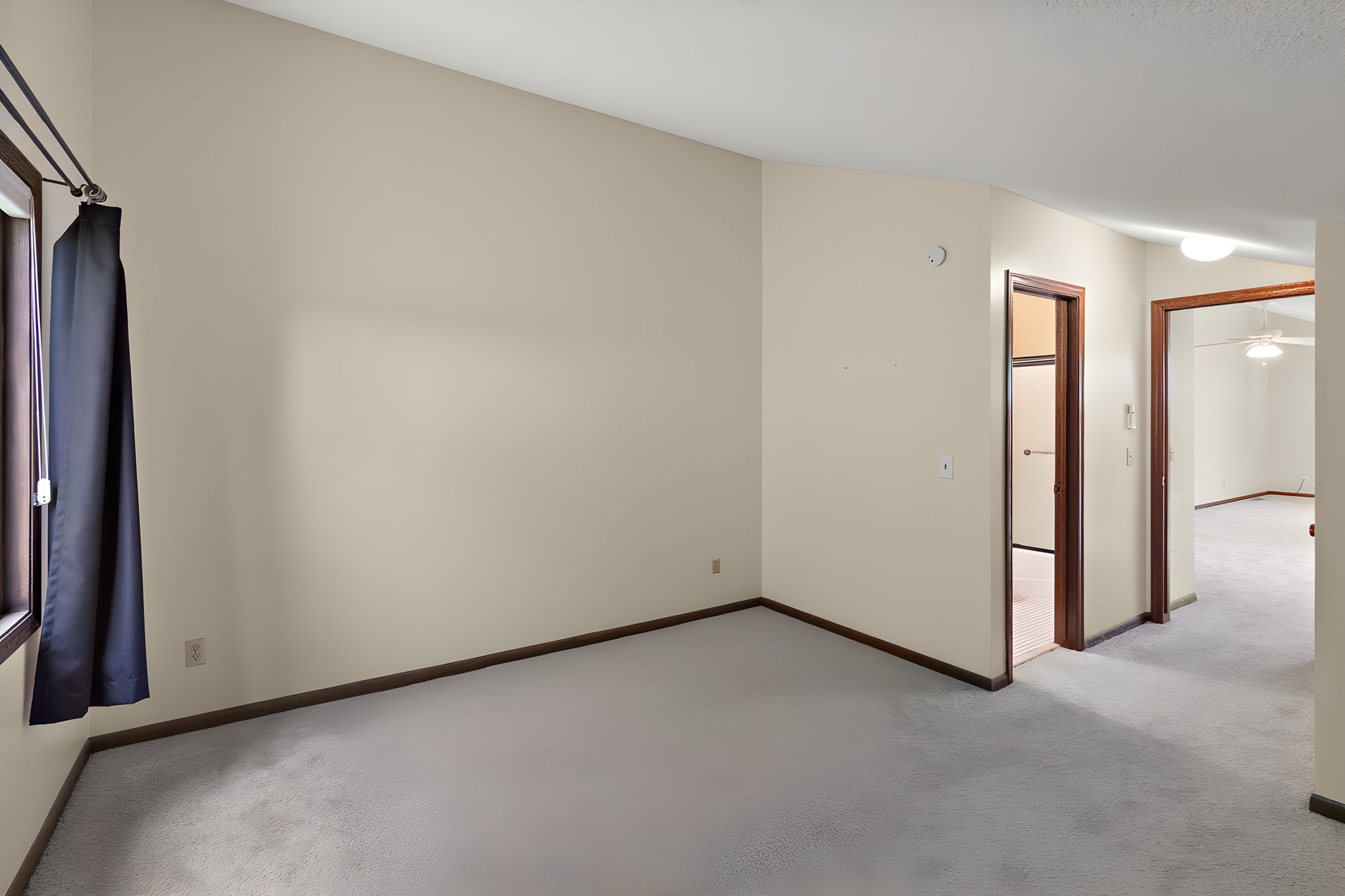  Light-Filled Loft in Desirable Woodbury - 物件實景