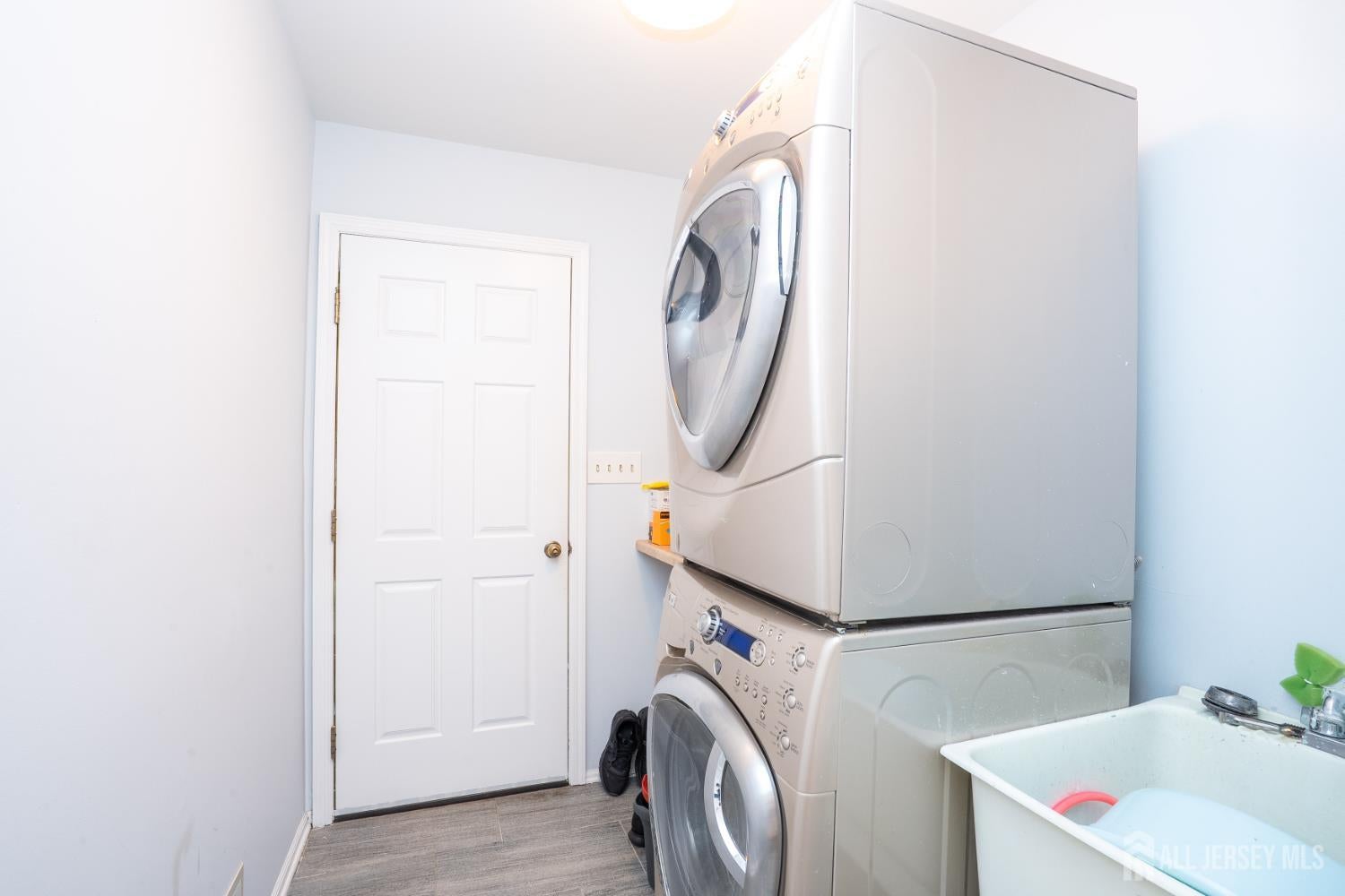 North Brunswick, New Jersey, 08902, United States, 5 Bedrooms Bedrooms, ,3 BathroomsBathrooms,Residential,For Sale,2002843