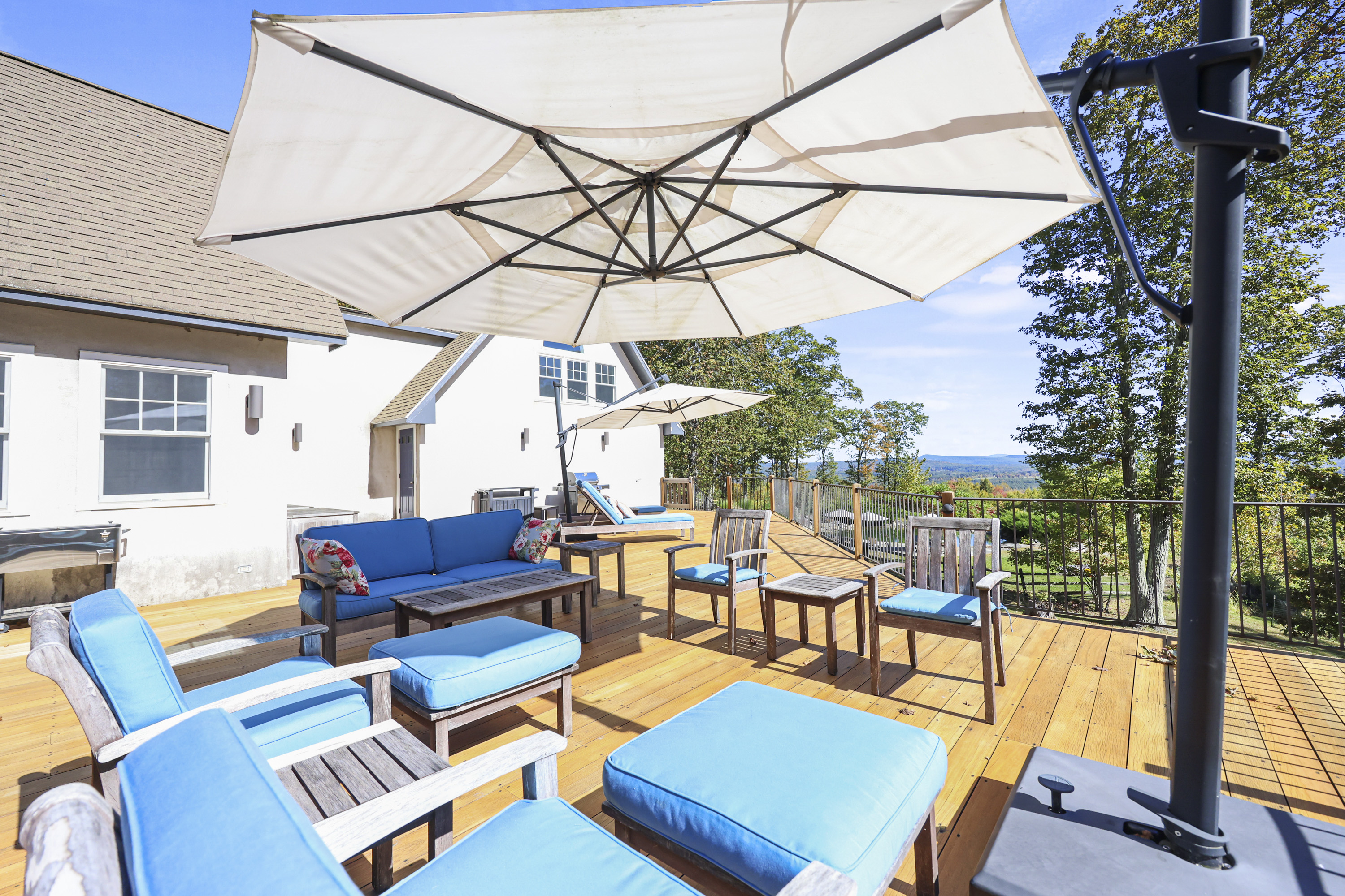  Exquisite Tudor Estate Set on 18+ Breathtaking Acres with Stunning Panoramic Vie - 物件實景