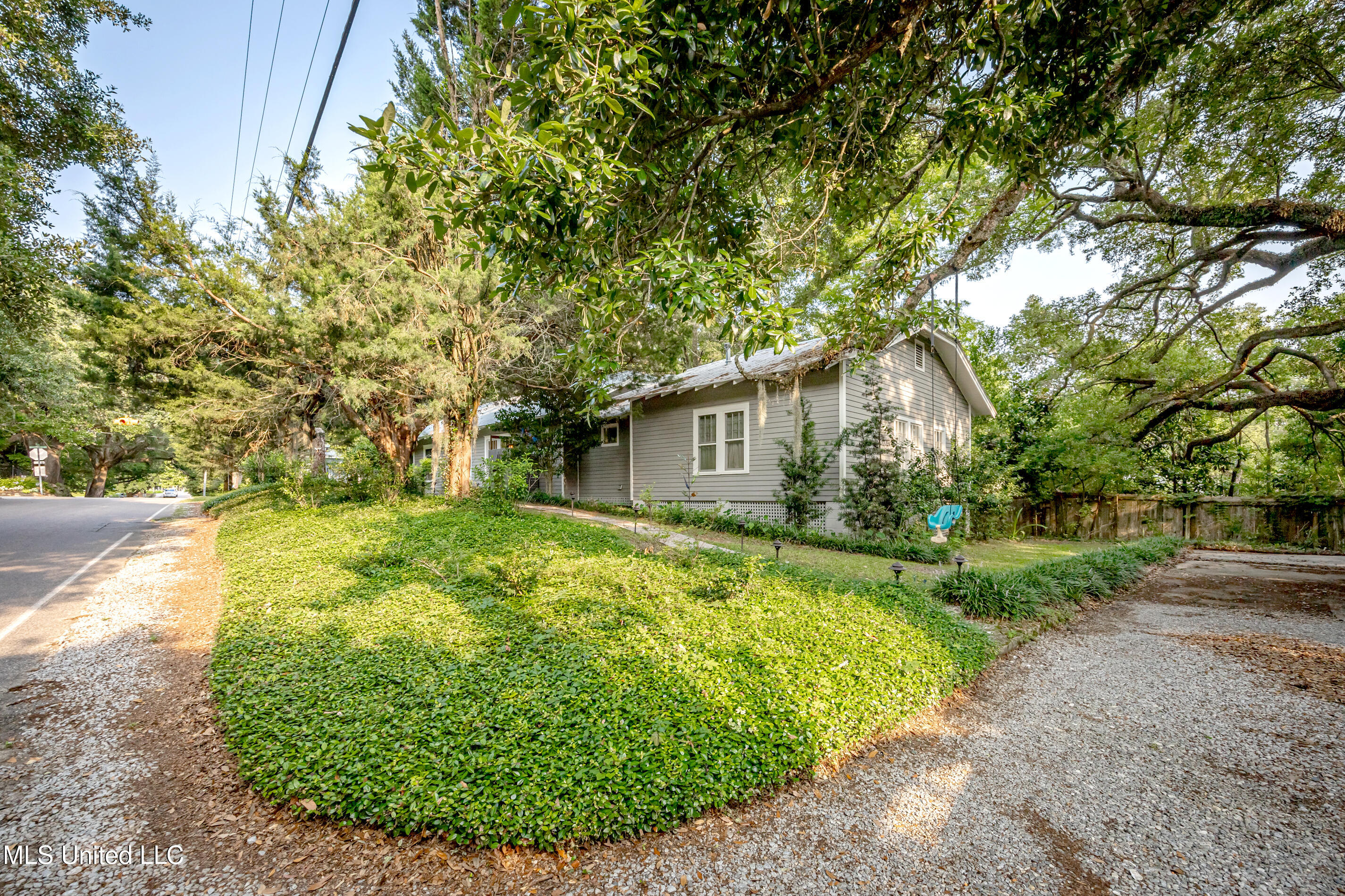 Ocean Springs, Mississippi, 39564, United States, 3 Bedrooms Bedrooms, ,2 BathroomsBathrooms,Residential,For Sale,1987573