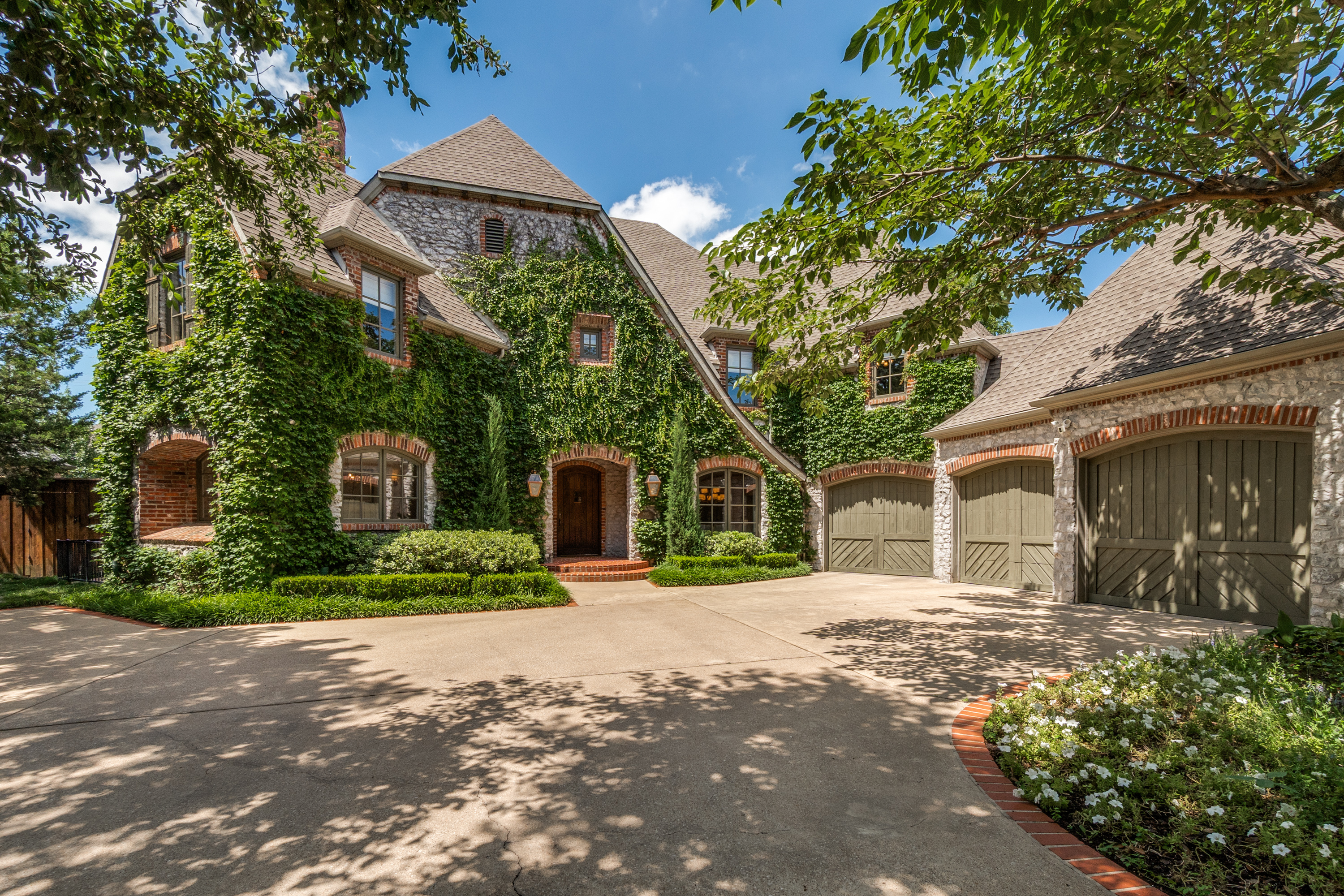  Updated European Transitional in the heart of Preston Hollow - 物件實景
