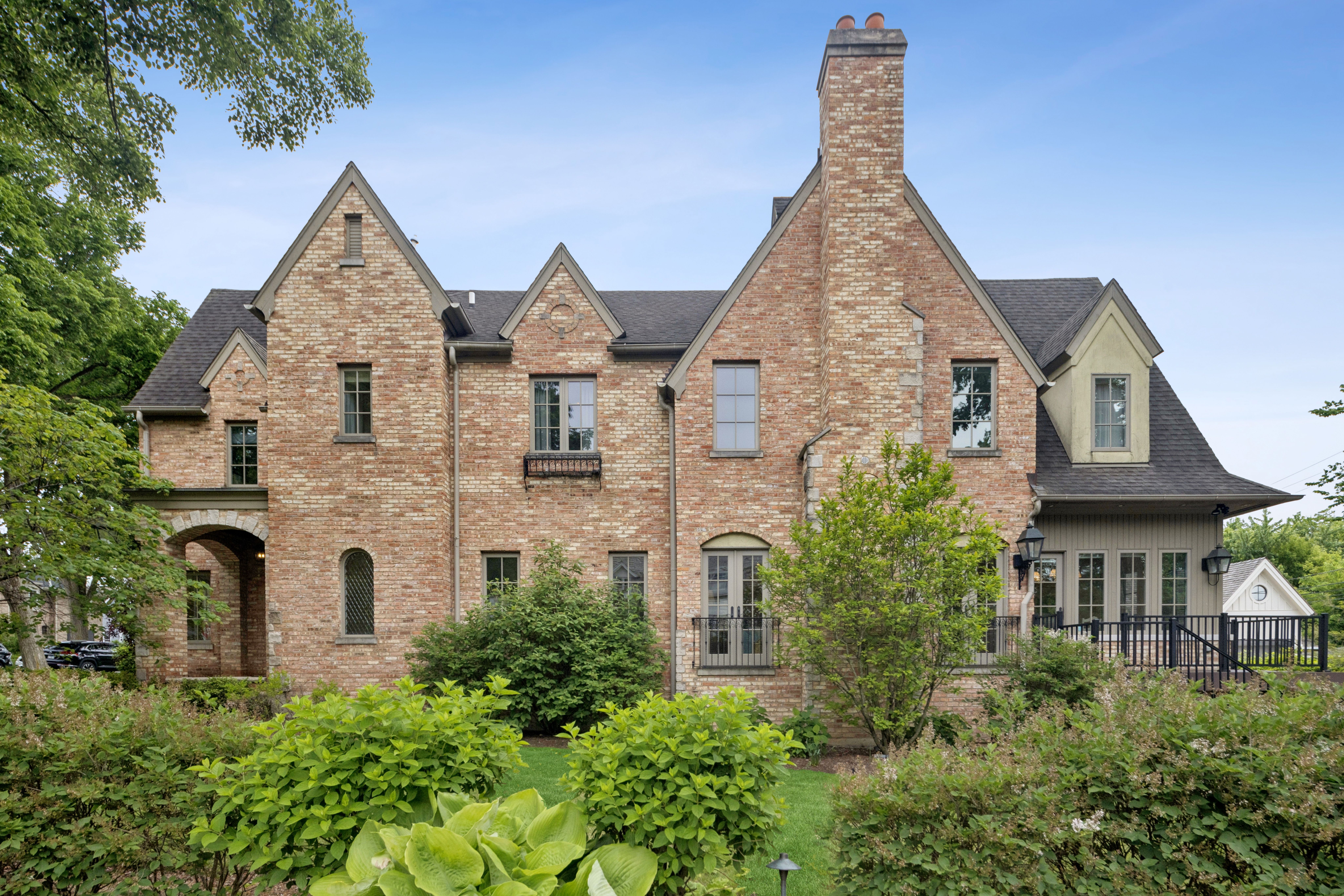  Timeless Architectural Detail with Warm, Inviting Living Spaces - 物件實景