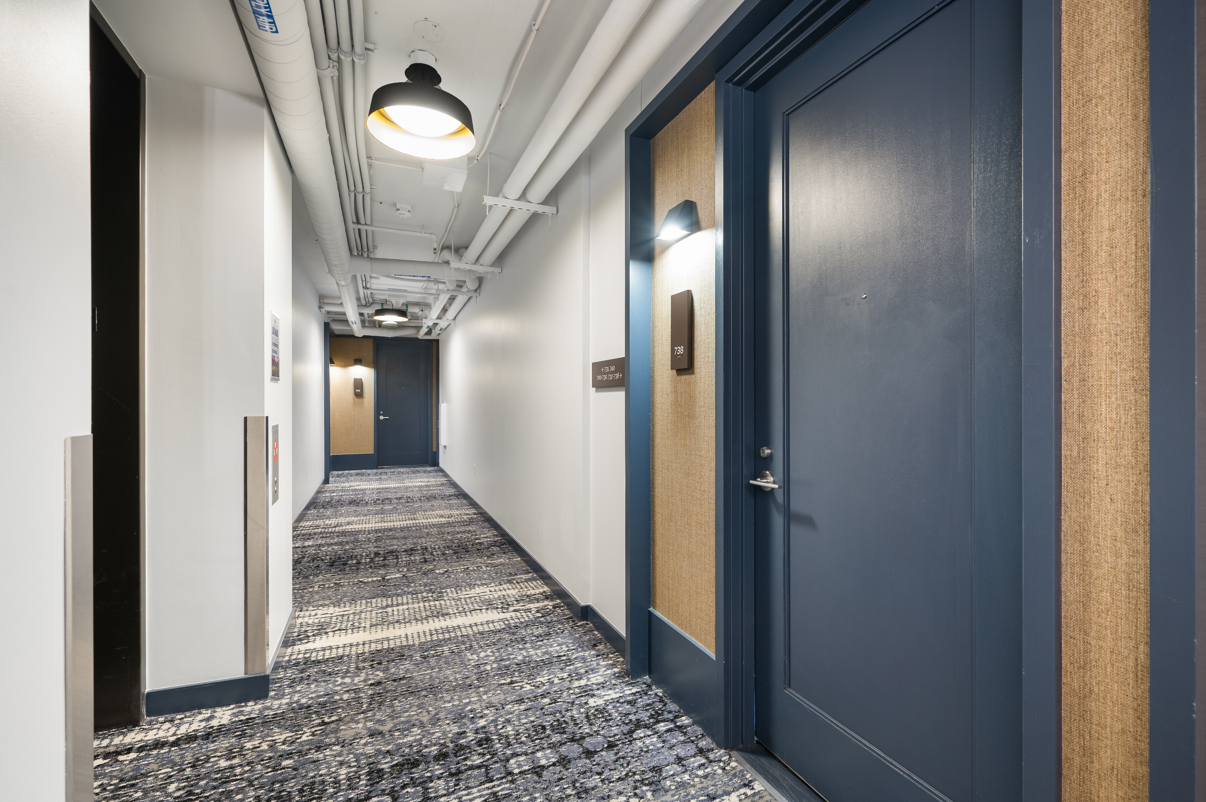  Ideal Downtown Location With Open Floorplan - 物件實景