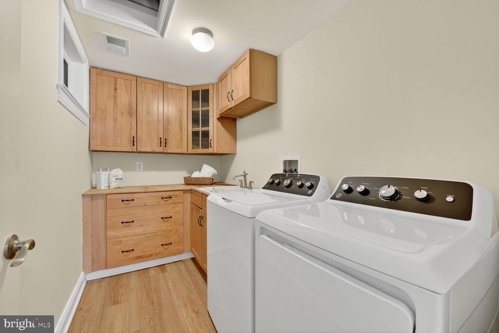 Arlington, Virginia, 22213, United States, 5 Bedrooms Bedrooms, ,5 BathroomsBathrooms,Residential,For Sale,1982488