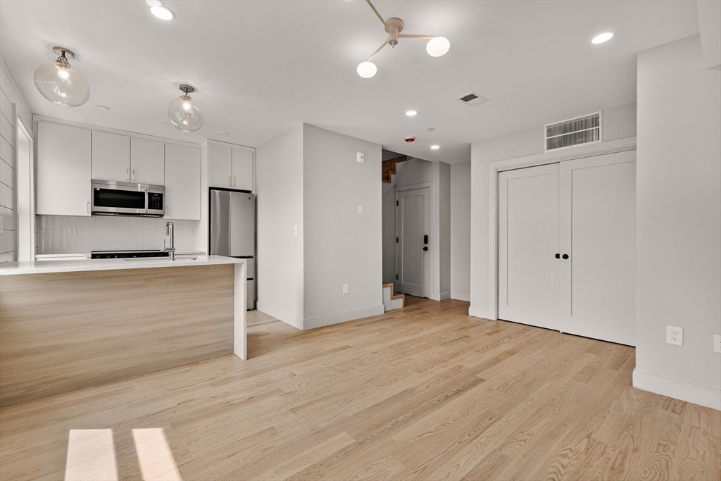 Boston, Massachusetts, 02128, United States, 1 Bedroom Bedrooms, ,2 BathroomsBathrooms,Residential,For Sale,1887905