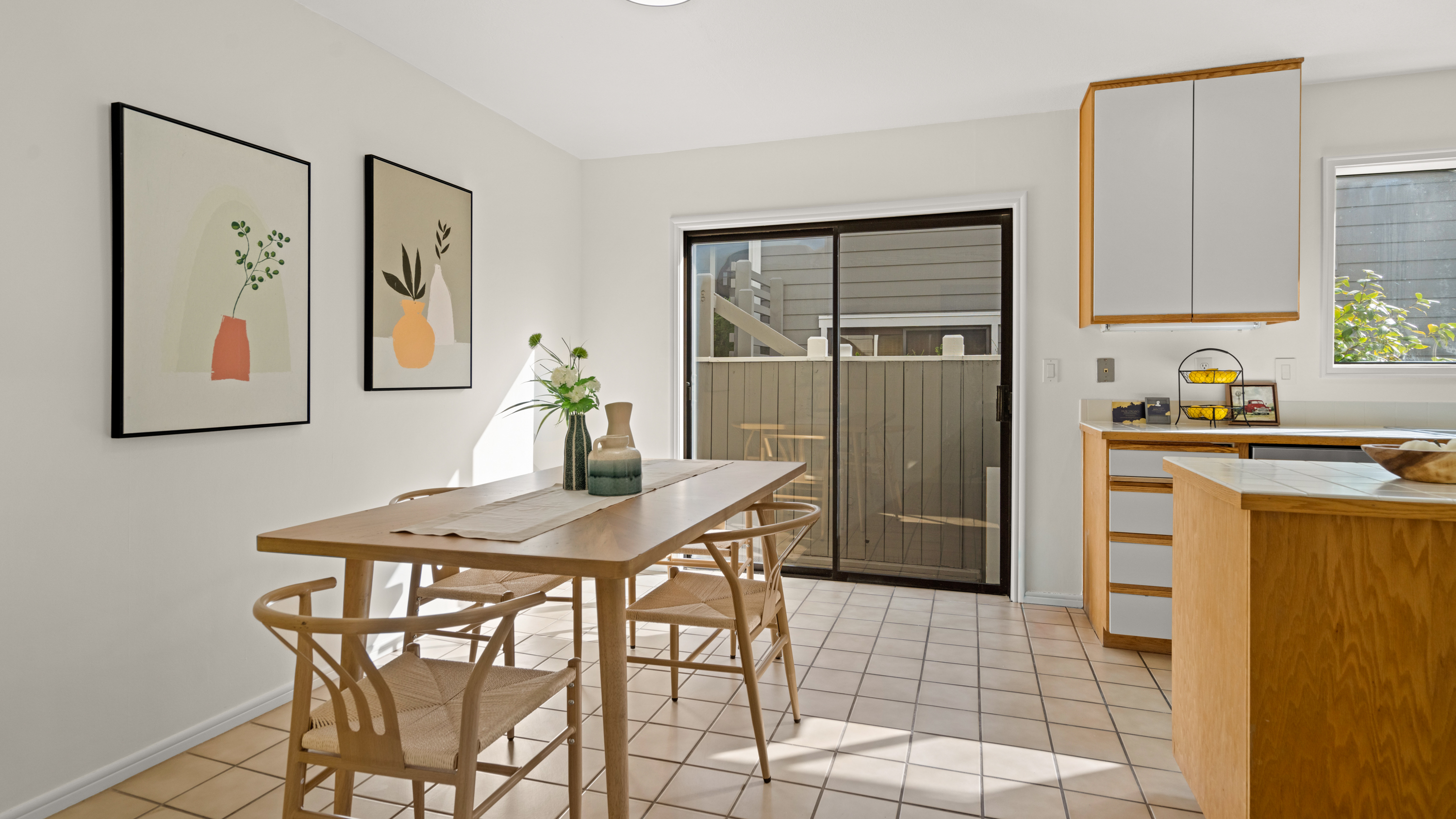  Rare End-Unit Retreat With Views - 物件實景