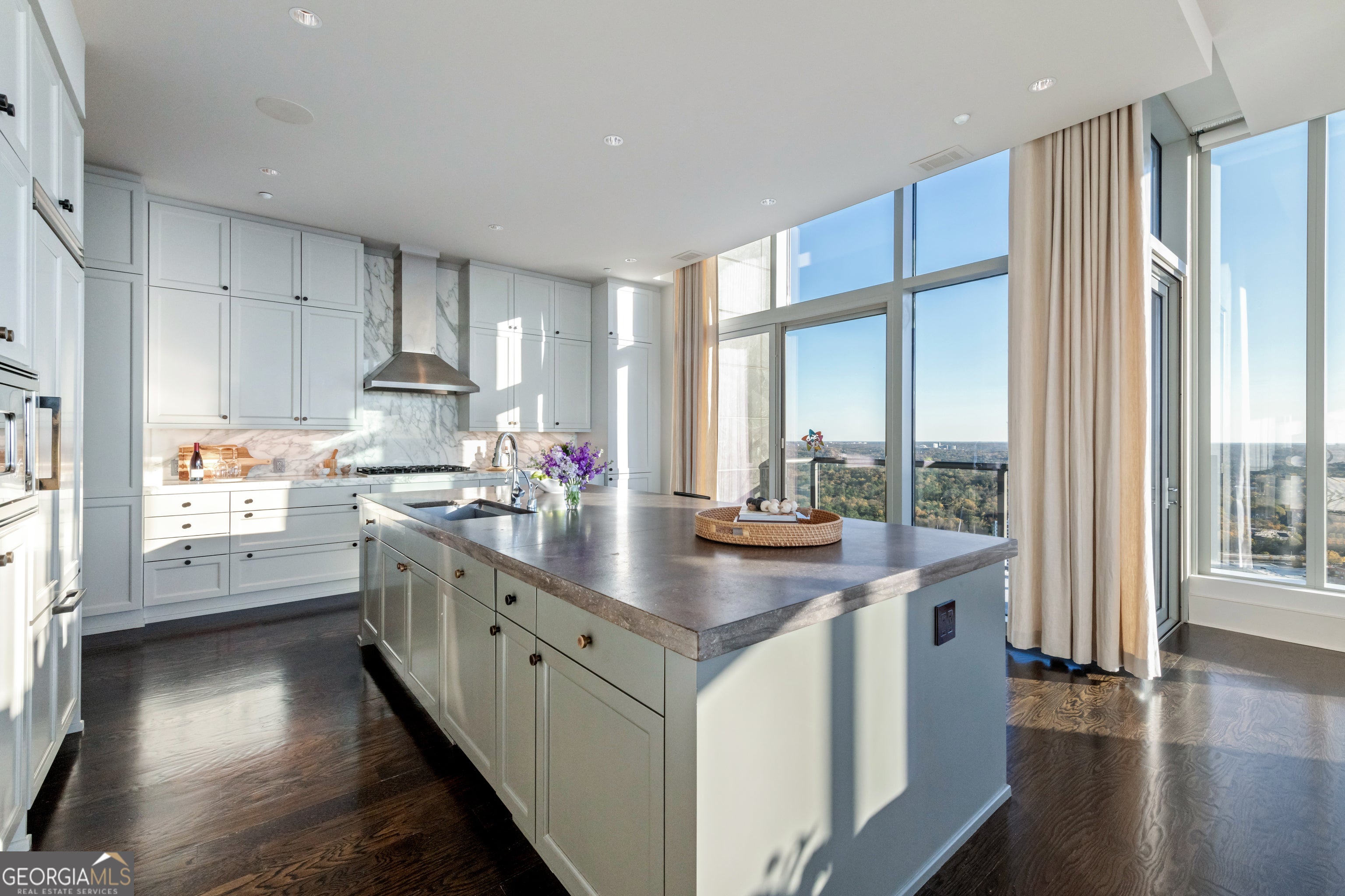 Atlanta, Georgia, 30326, United States, 3 Bedrooms Bedrooms, ,4 BathroomsBathrooms,Residential,For Sale,1858951