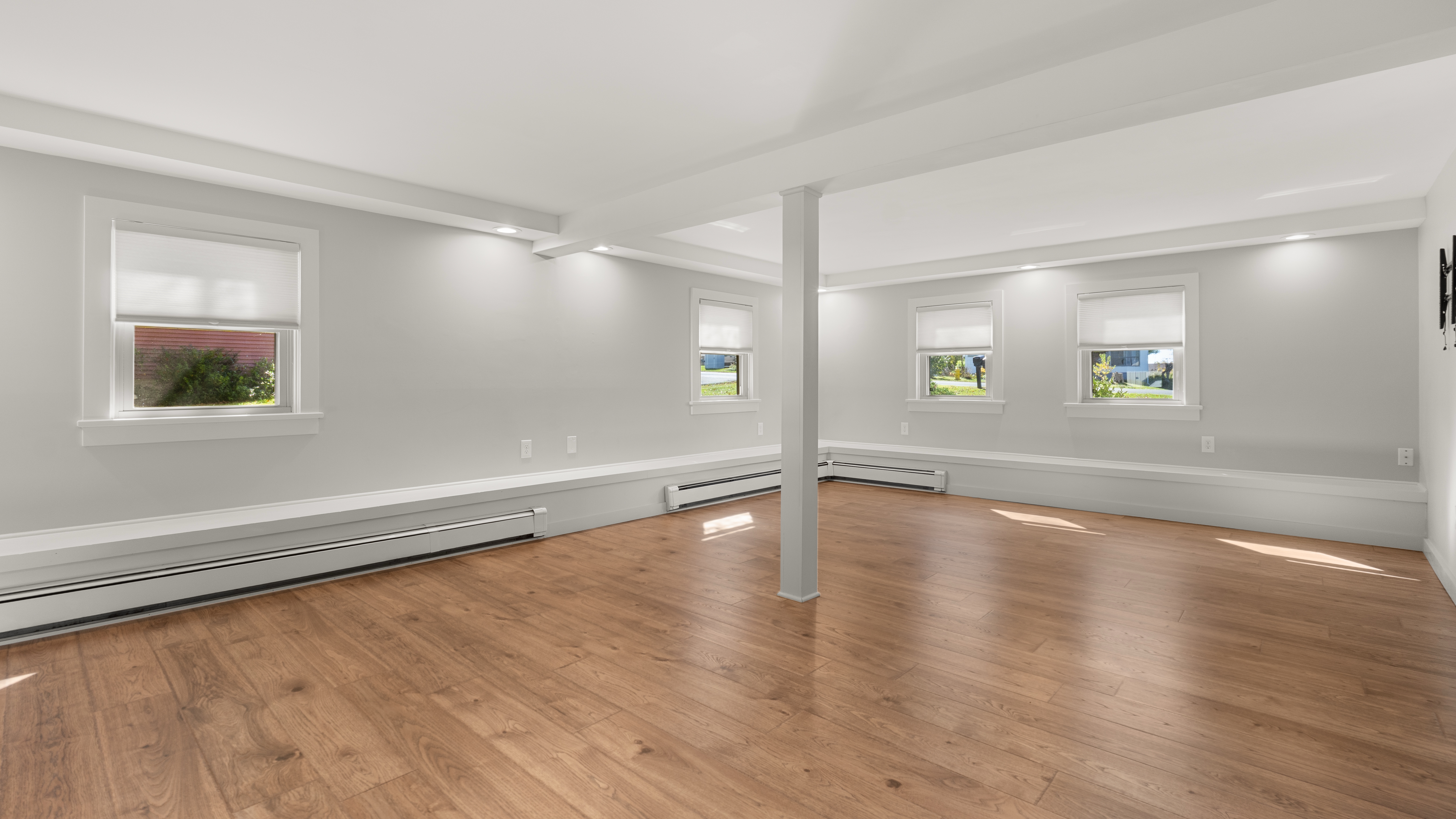  Move-In Ready Pittsfield Raised Ranch  Updated 3-Bed with Heated 3-Bay Detached - 物件實景
