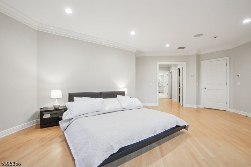 Millburn Twp., New Jersey, 07078, United States, 6 Bedrooms Bedrooms, ,7 BathroomsBathrooms,Residential,For Sale,1991831