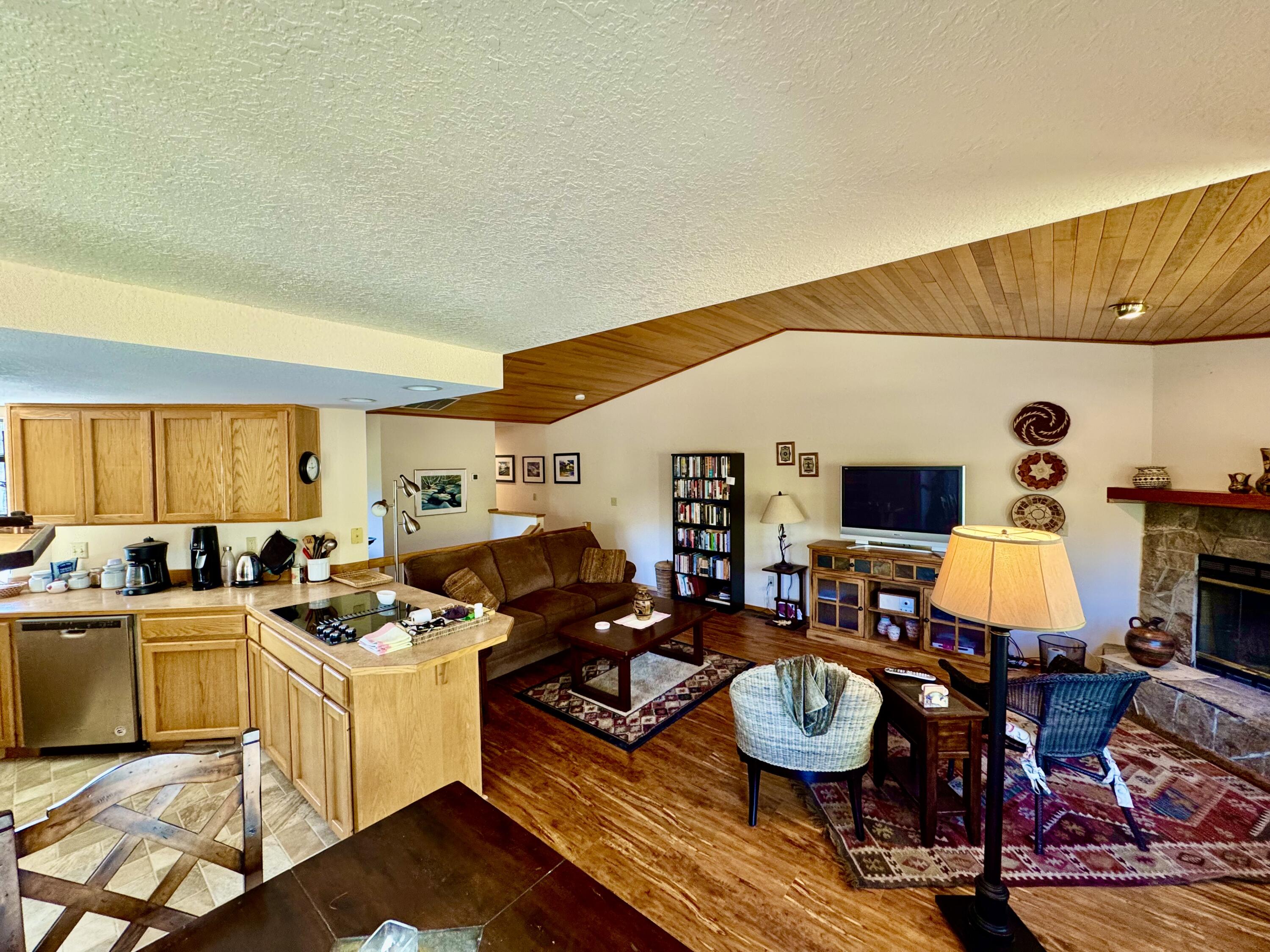 Sunriver, Oregon, 97707, United States, 3 Bedrooms Bedrooms, ,3 BathroomsBathrooms,Residential,For Sale,1778958