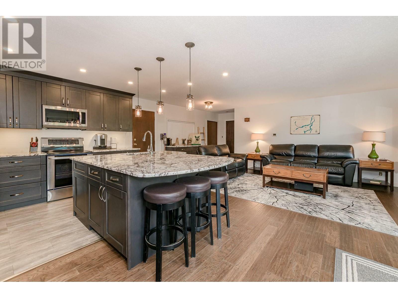 SICAMOUS, British Columbia, V0E 2V1, CA, 3 Bedrooms Bedrooms, ,3 BathroomsBathrooms,Residential,For Sale,1837122