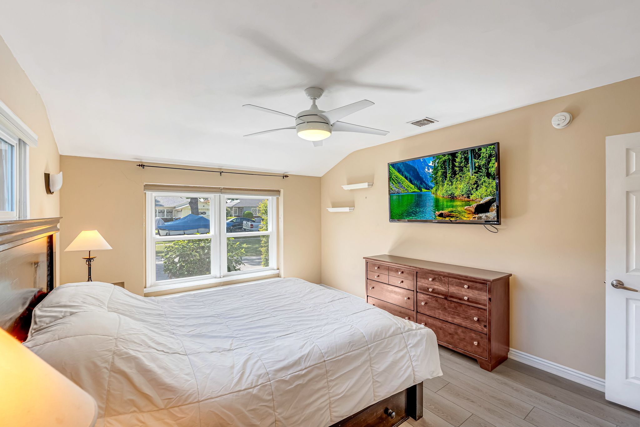  6626 Burnet Avenue - 物件實景