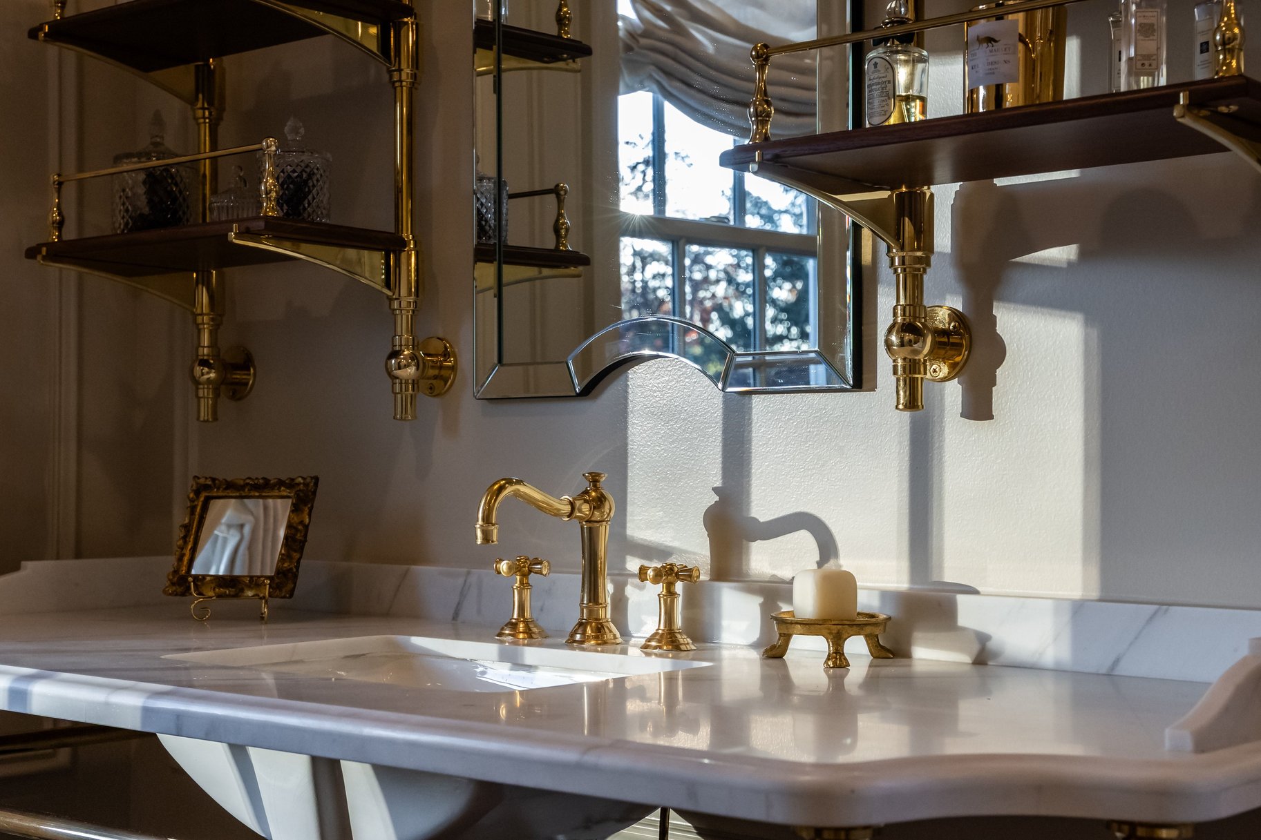  Timeless Colonial Charm Meets Refined Modern Luxury In This Storybook Retreat - 物件實景