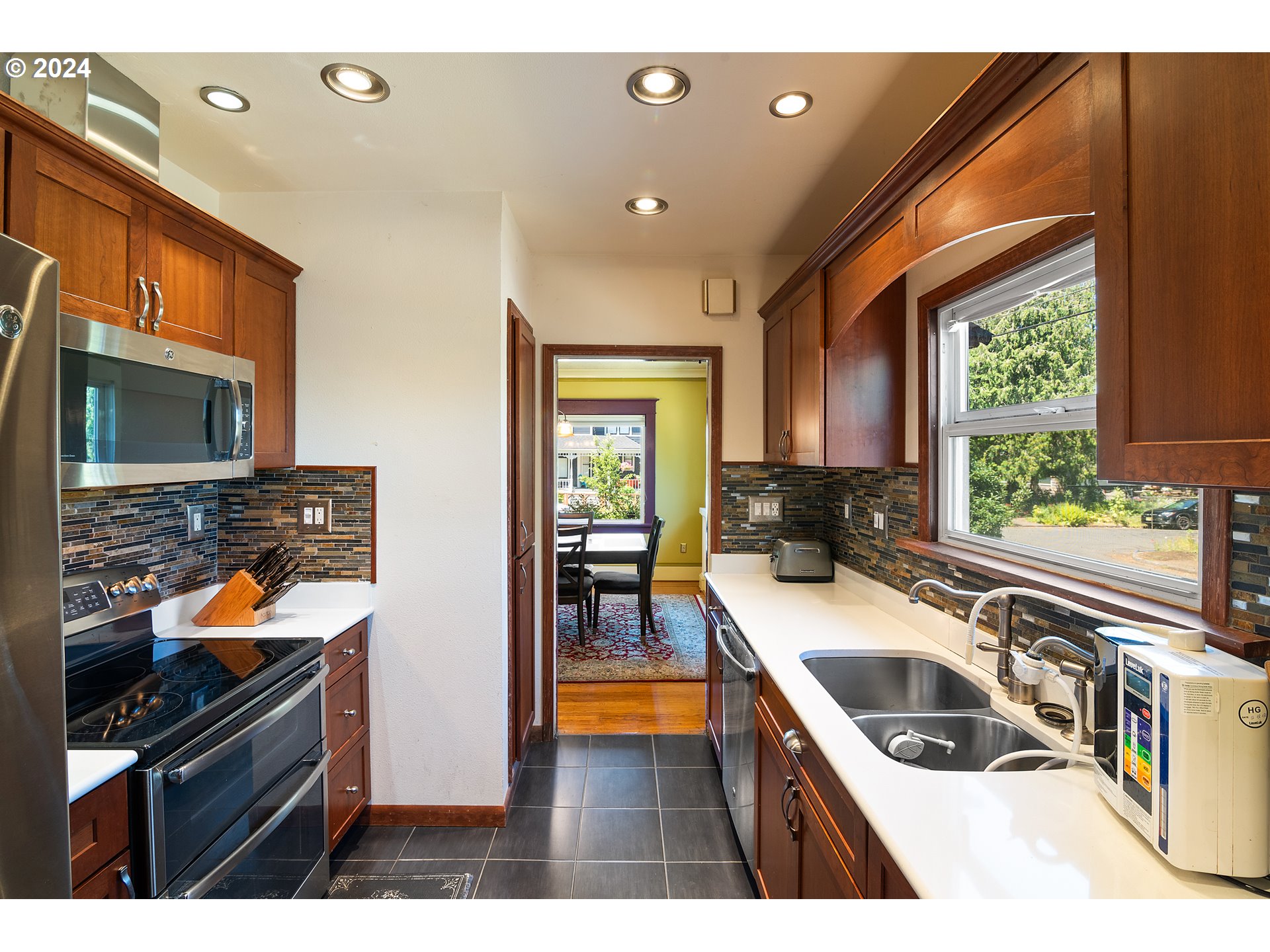 Portland, Oregon, 97211, United States, 5 Bedrooms Bedrooms, ,2 BathroomsBathrooms,Residential,For Sale,1976377