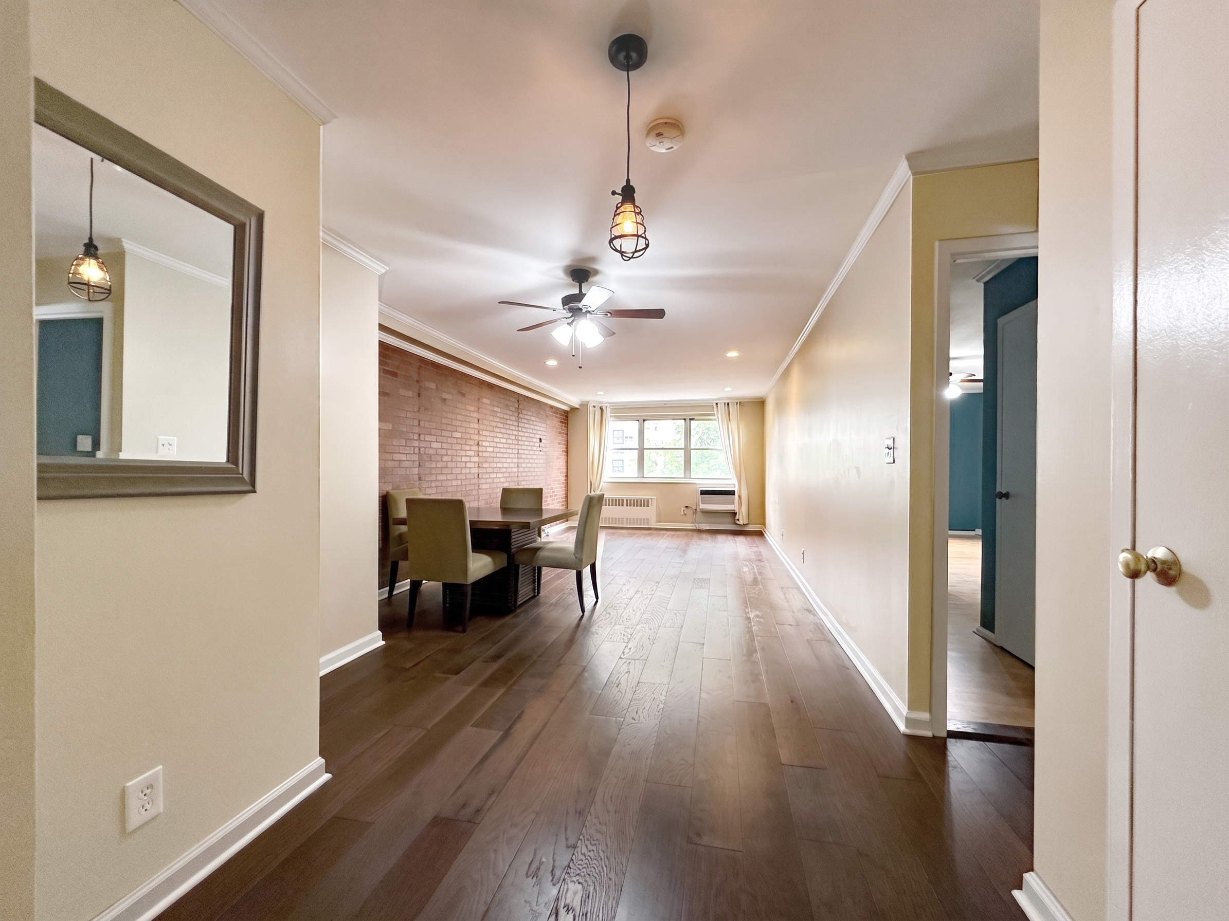  Welcome to Barker House,  this oversized one-bedroom residence - 物件實景