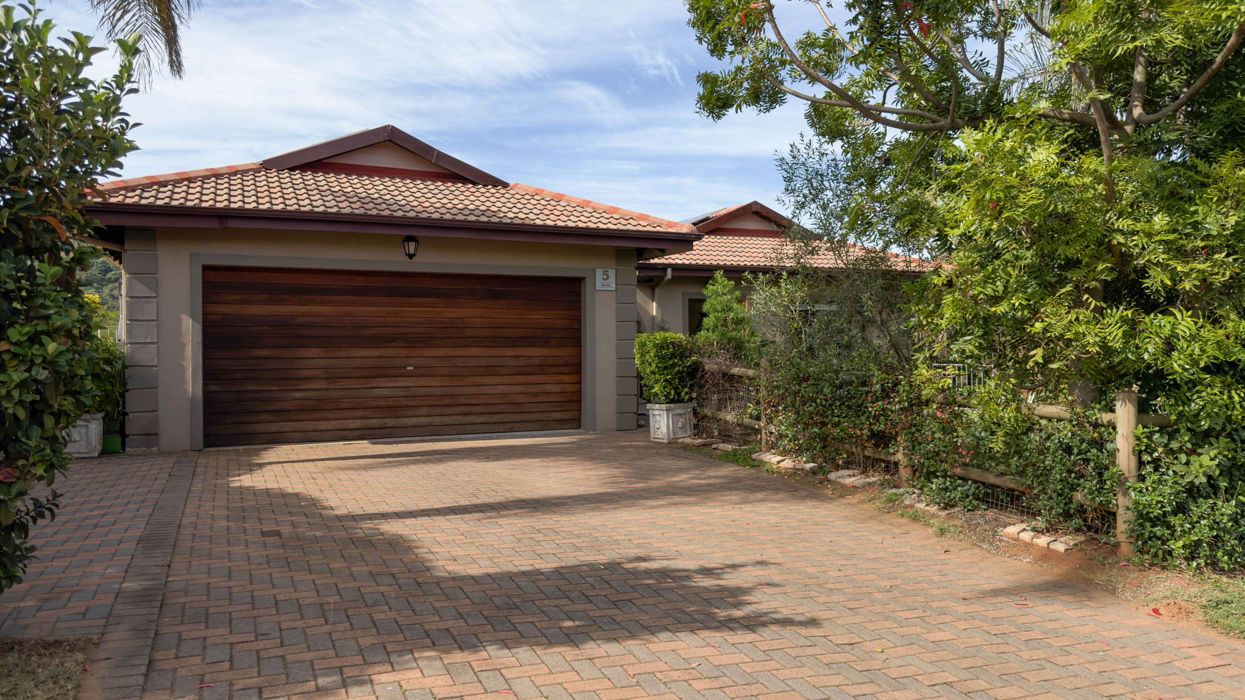  Forest Retreat with Solar Power and Exceptional Outdoor Living in Seaward Estate - 物件實景