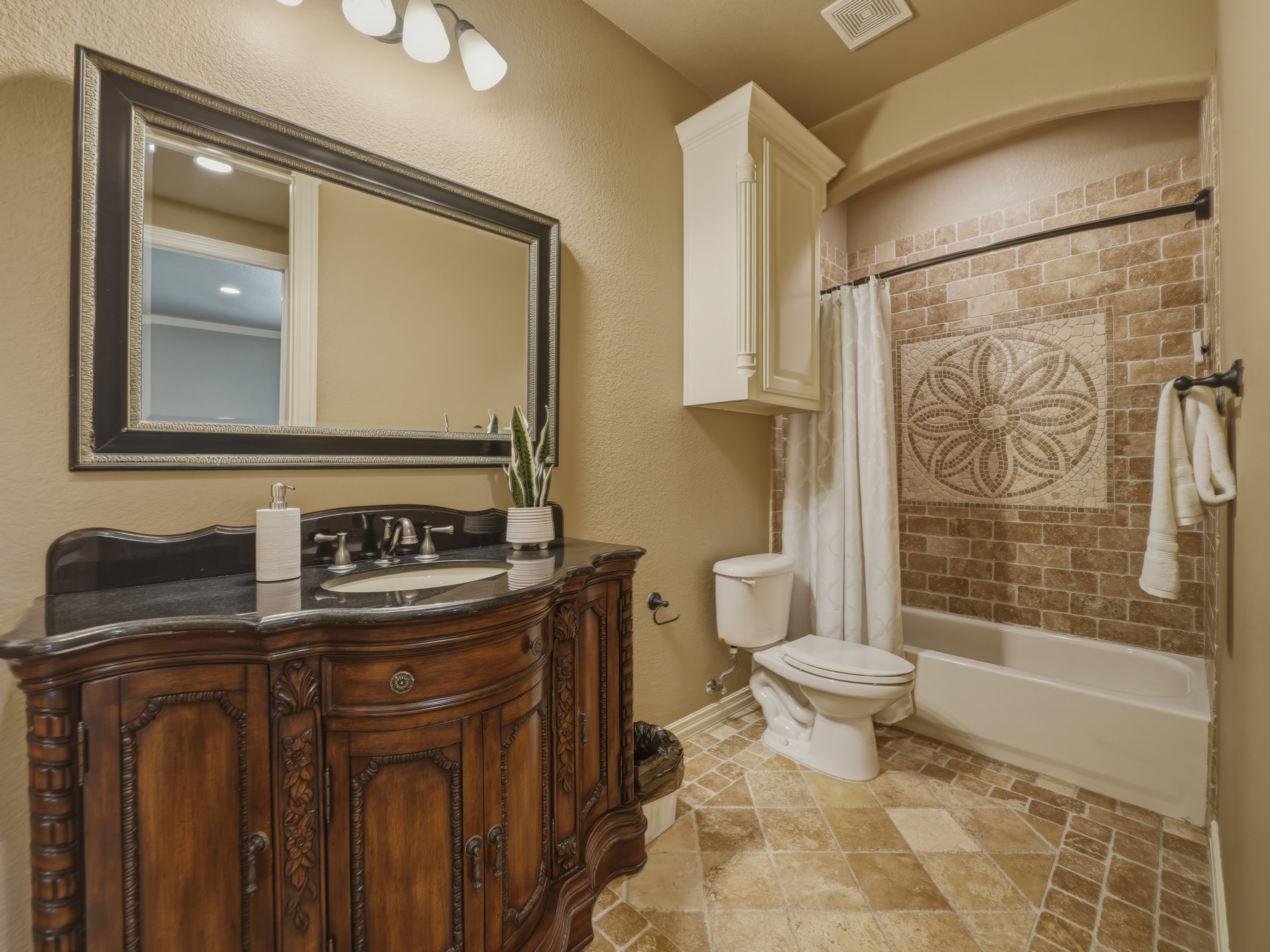  Premier Gated Lakefront Estate, Panoramic Water Views and Timeless Craftsmanship - 物件實景