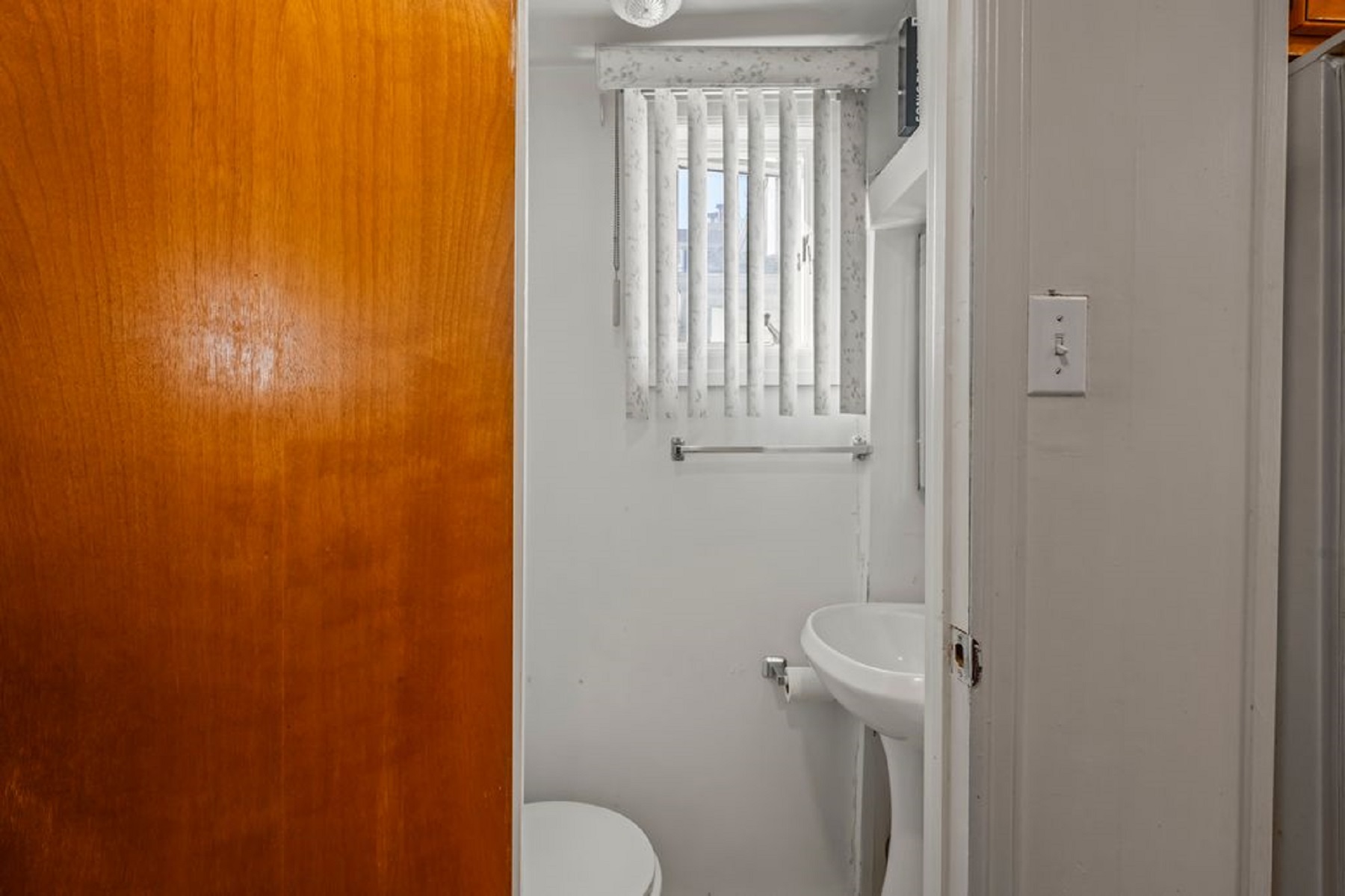  1569 East 45th Street - 物件實景