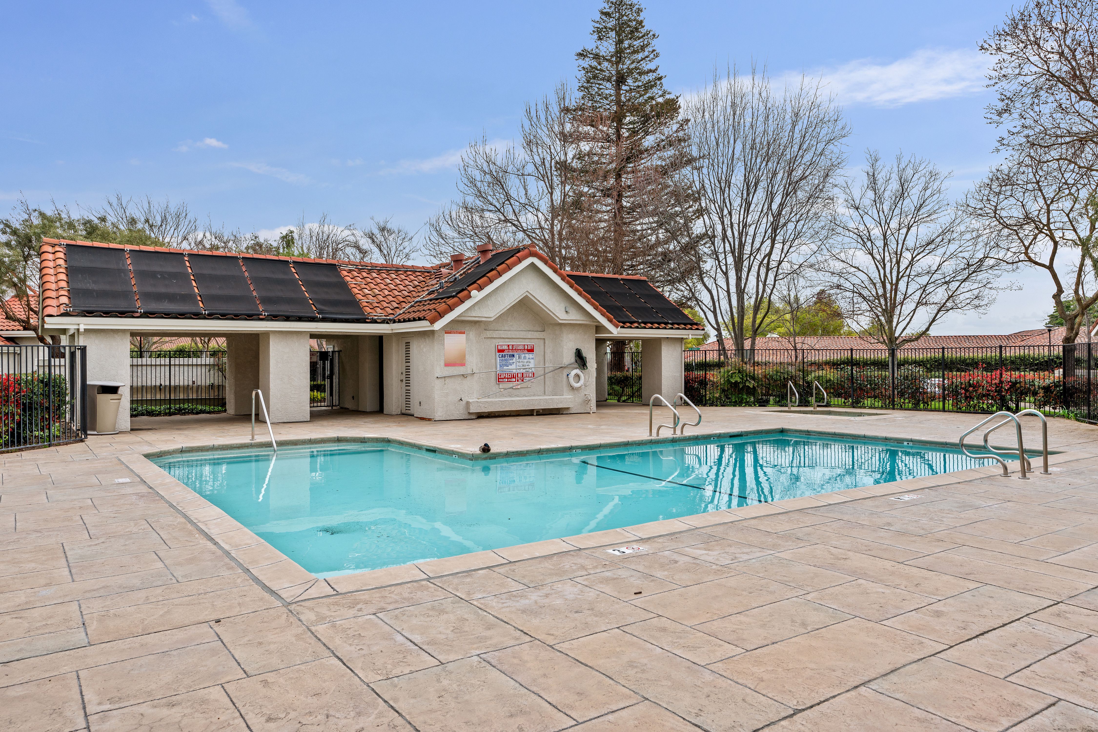  Private, Updated Townhome Surrounded by Majestic Trees - 物件實景